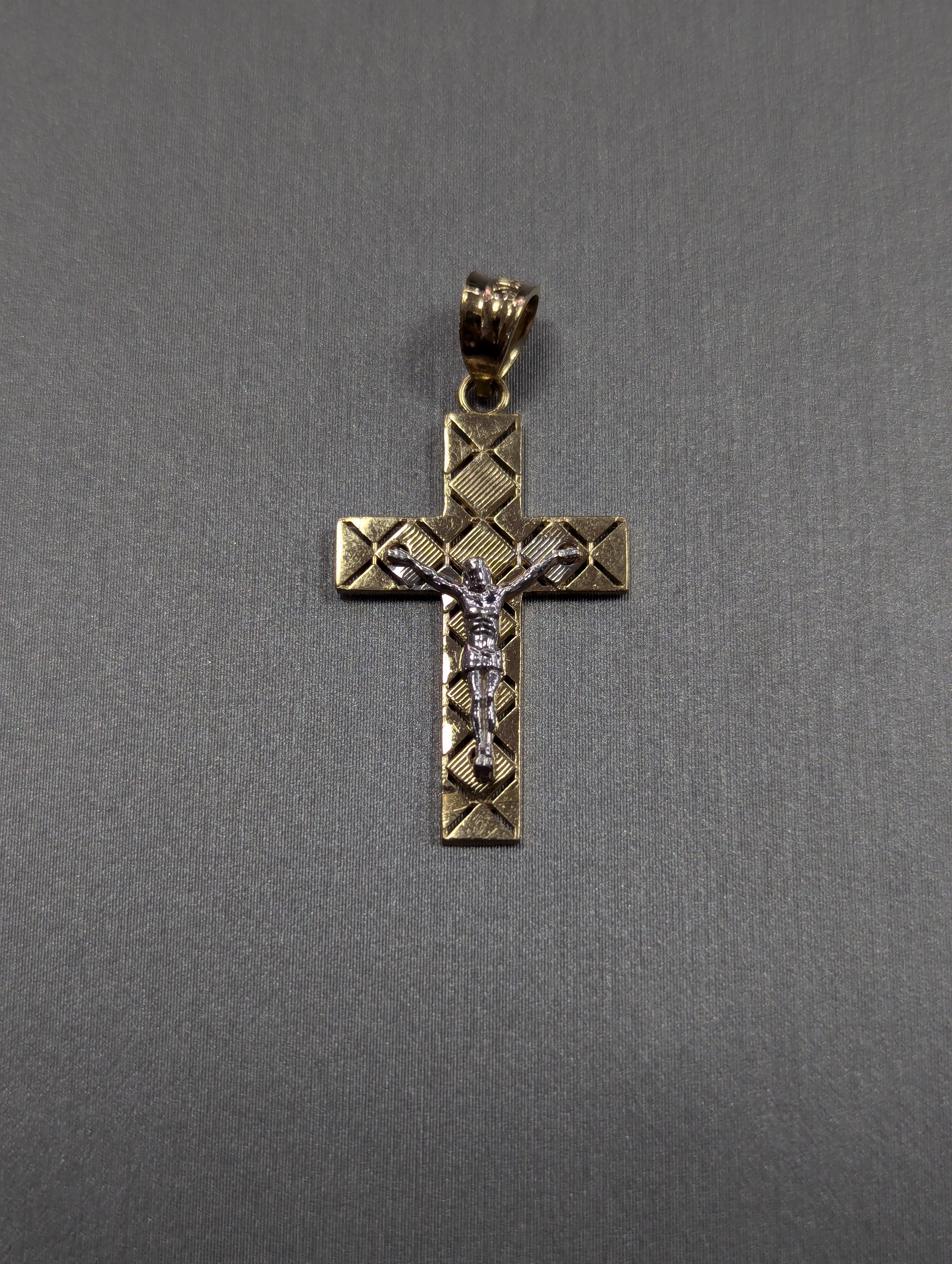 Colgante crucifijo bicolor de oro de 14 quilates