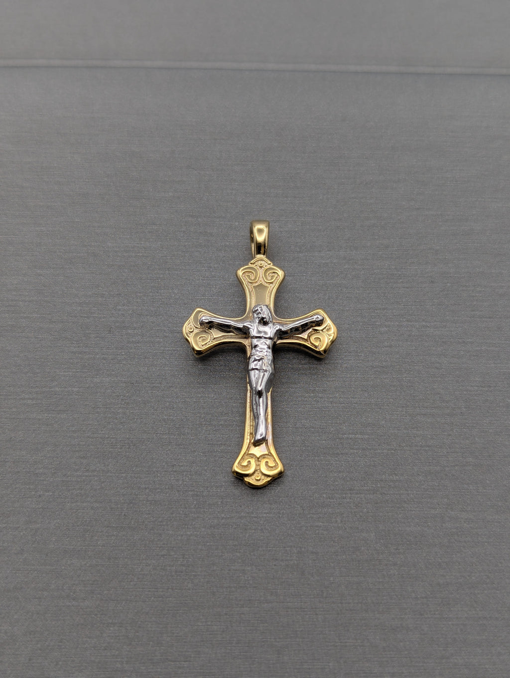Colgante de crucifijo en oro amarillo y blanco de 14K