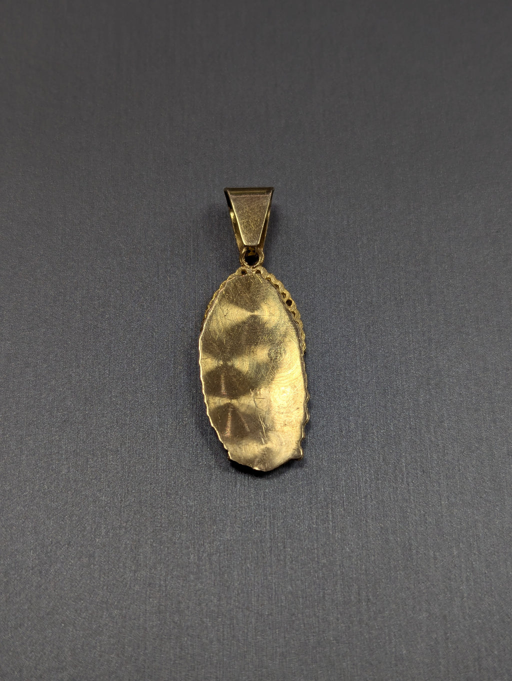 Colgante de Guadalupe con circonita cúbica de corte diamante en oro amarillo de 14 quilates
