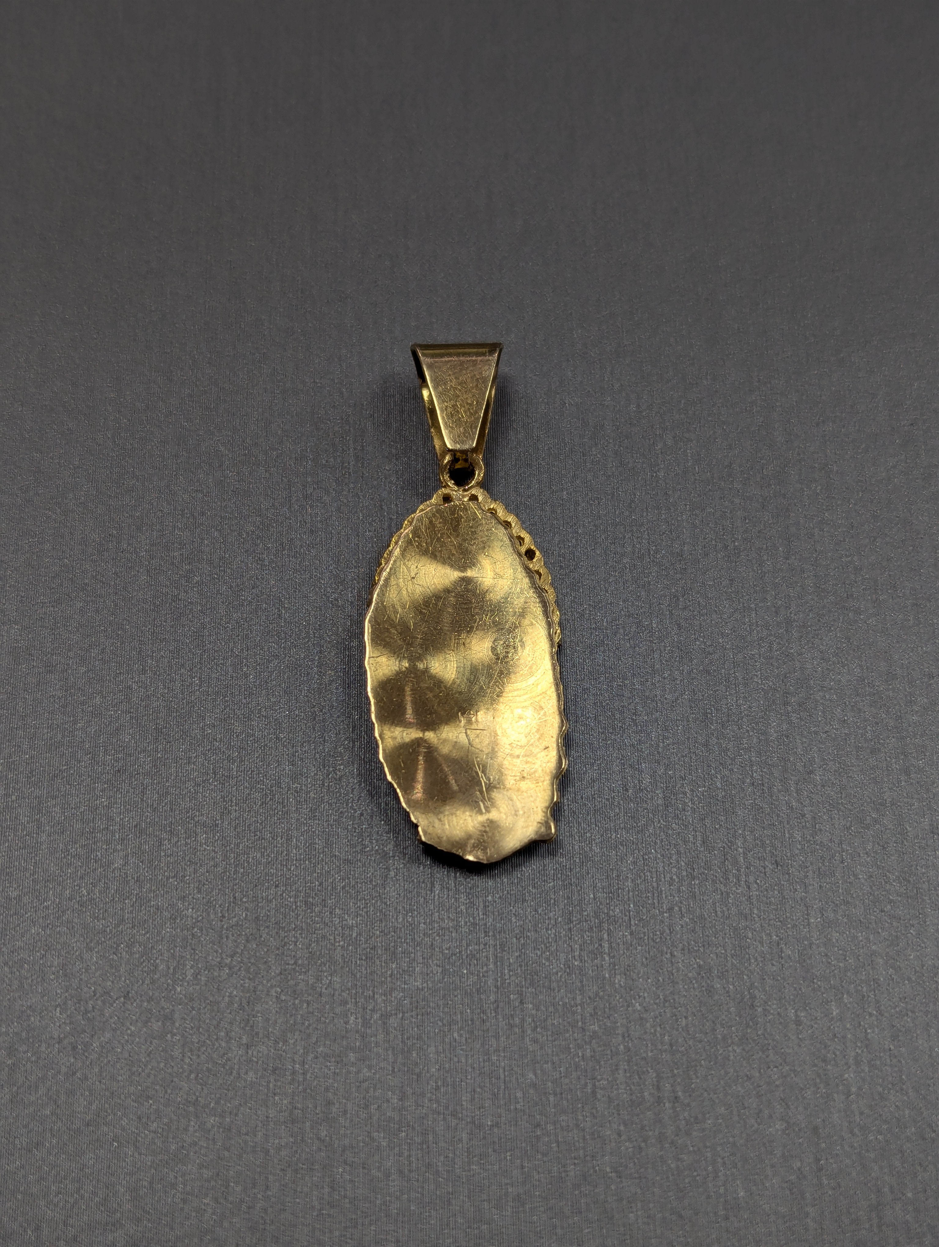 Colgante de Guadalupe con circonita cúbica de corte diamante en oro amarillo de 14 quilates