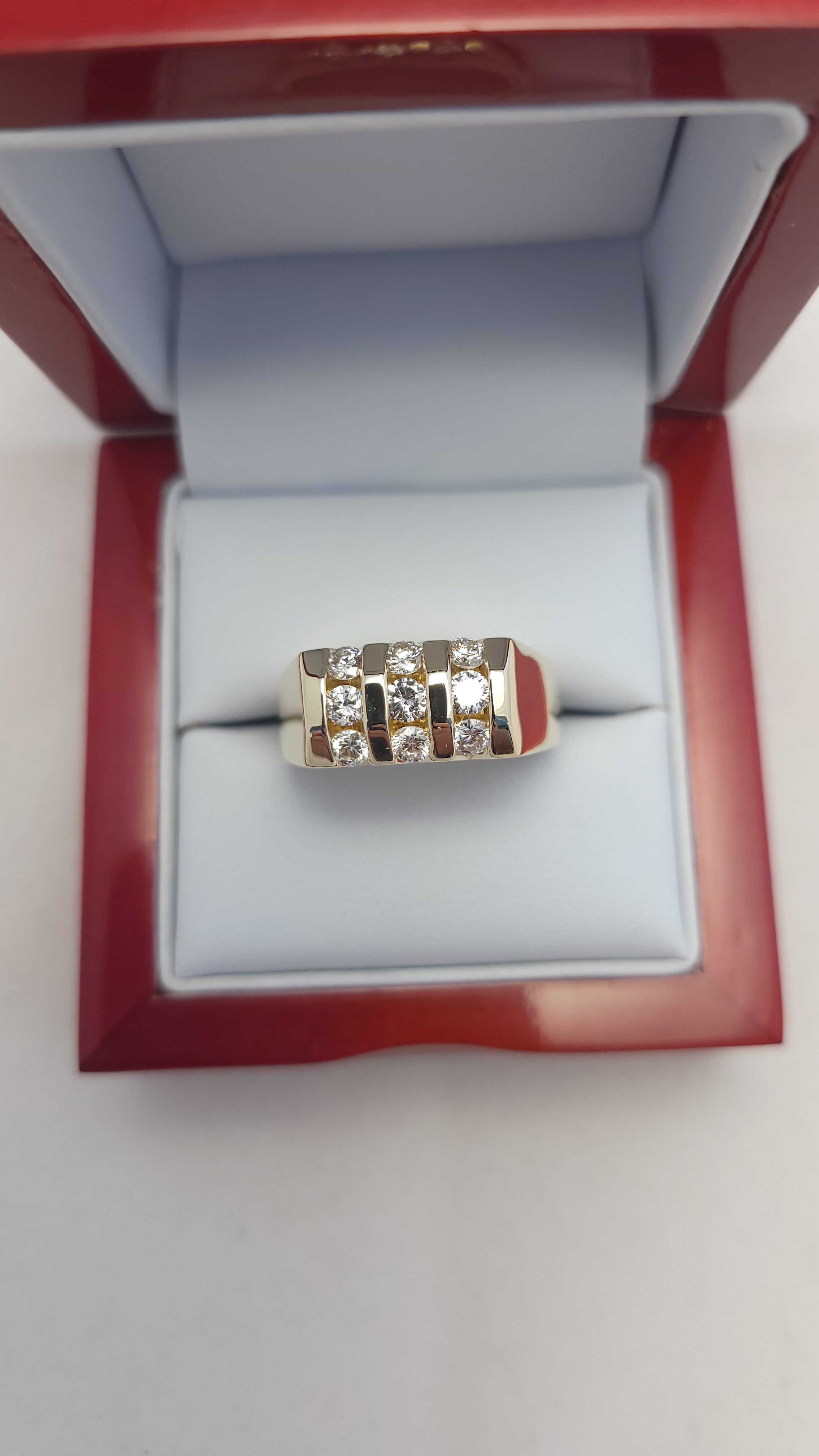 Anillo de diamante de oro amarillo de 14K