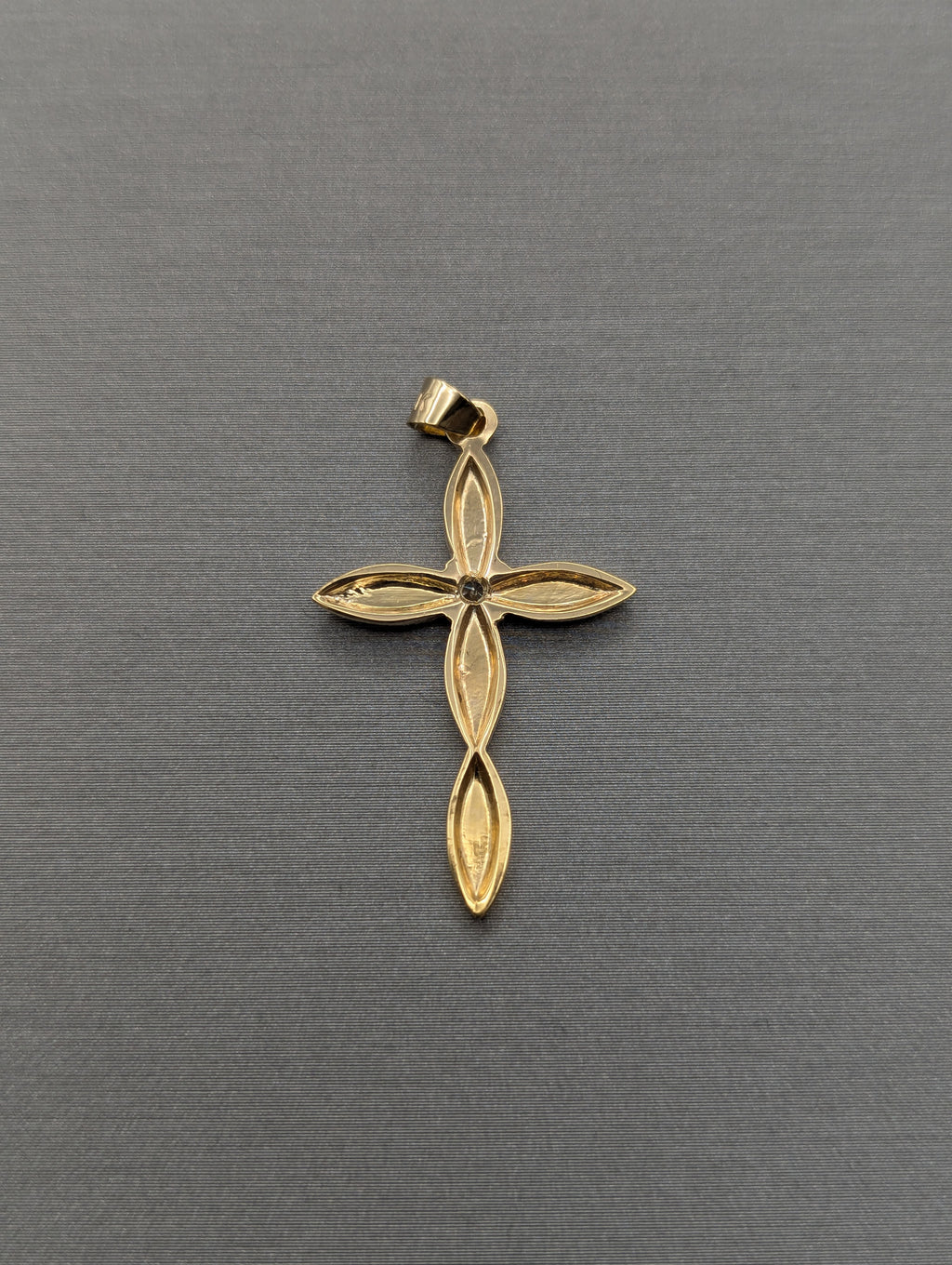 Colgante cruz cortado de diamante CZ de oro amarillo/blanco de 14K
