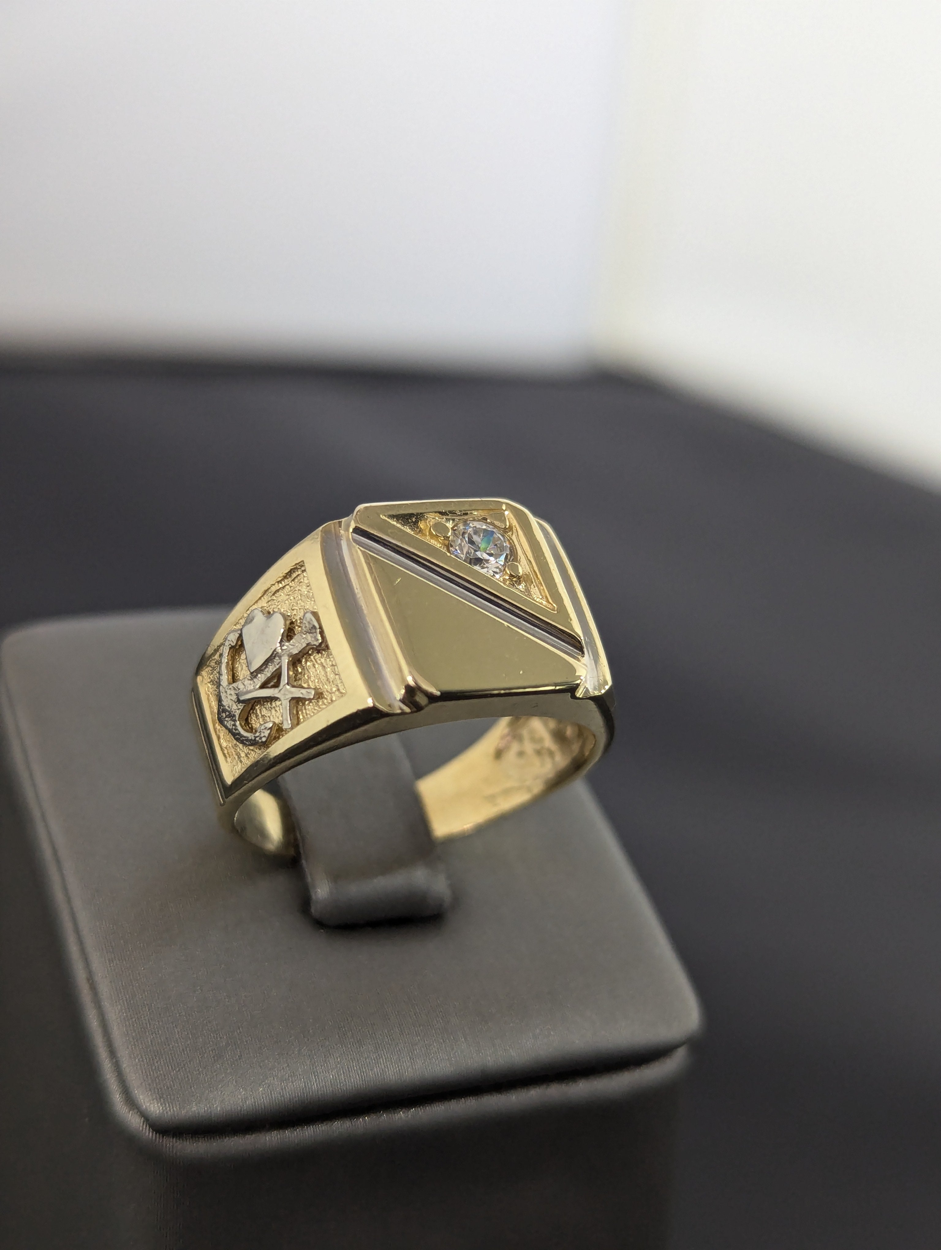 Anillo grabable de circonita cúbica en oro de 14 quilates de dos tonos para hombre
