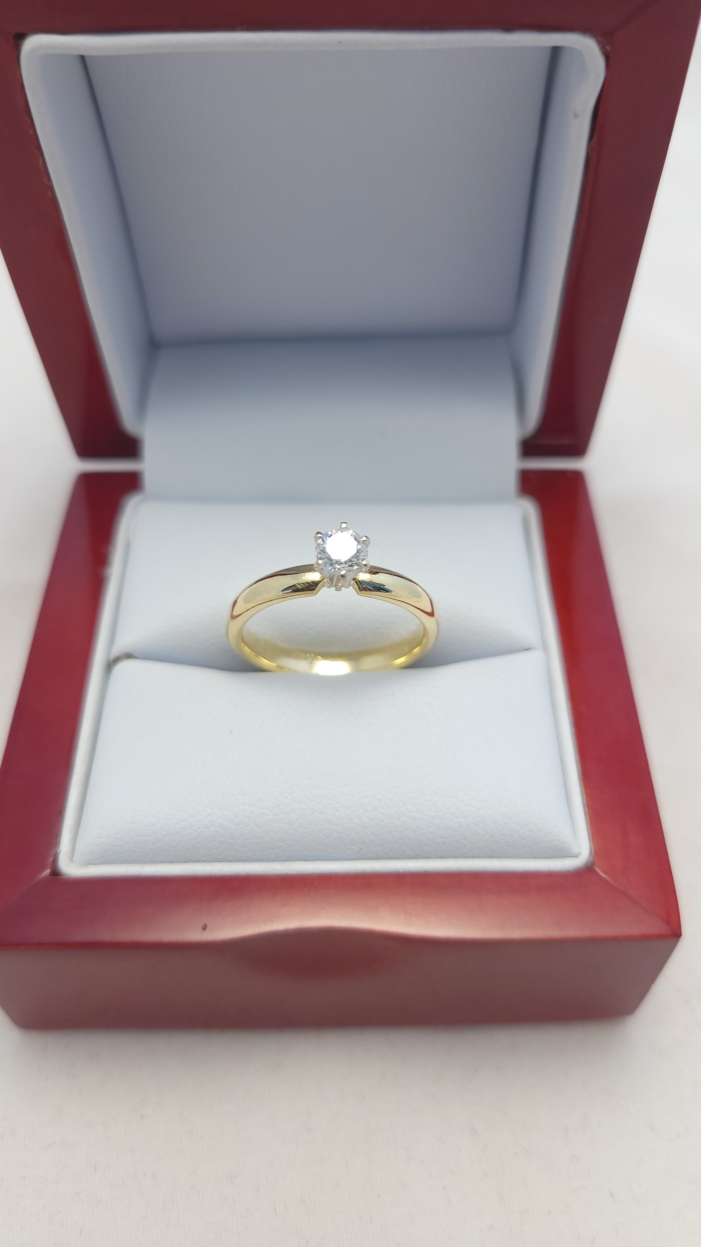18K YG Solitaire Diamond Eng Ring