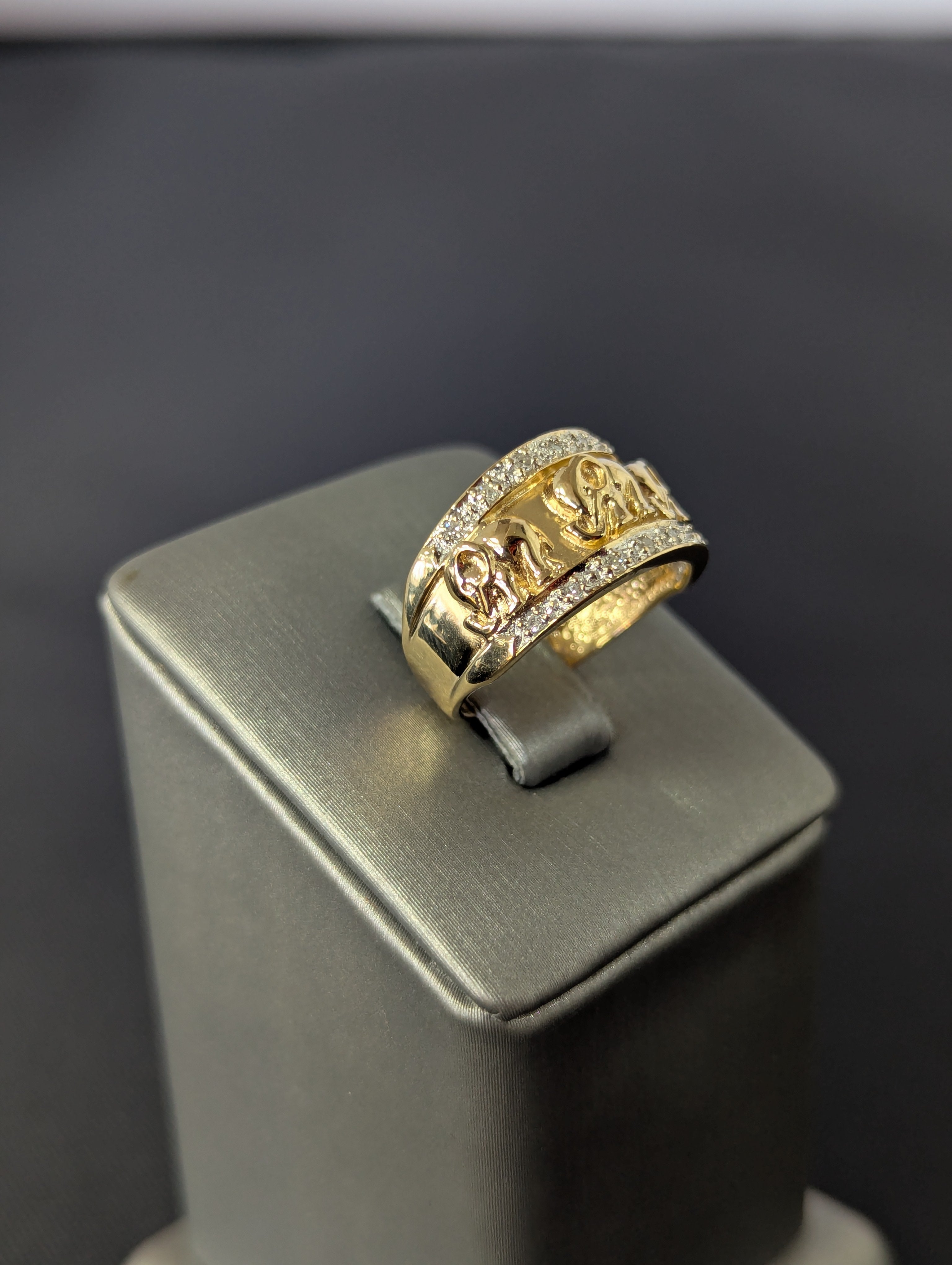 Anillo de tres elefantes en oro amarillo de 14K con circonitas cúbicas