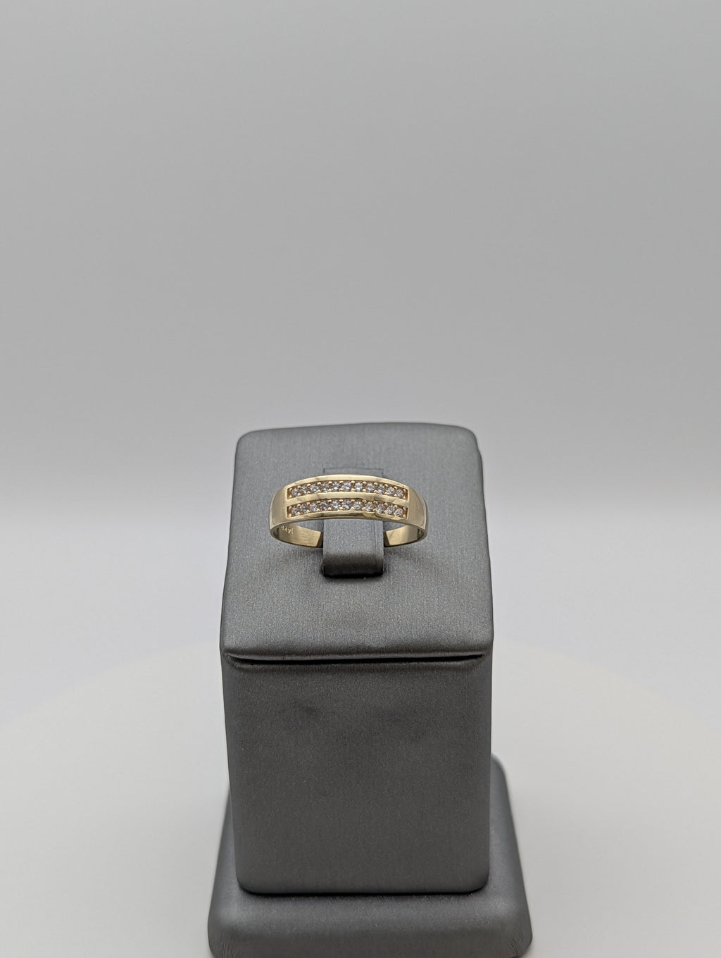 Anillo de matrimonio de oro amarillo de 14K con circonitas cúbicas