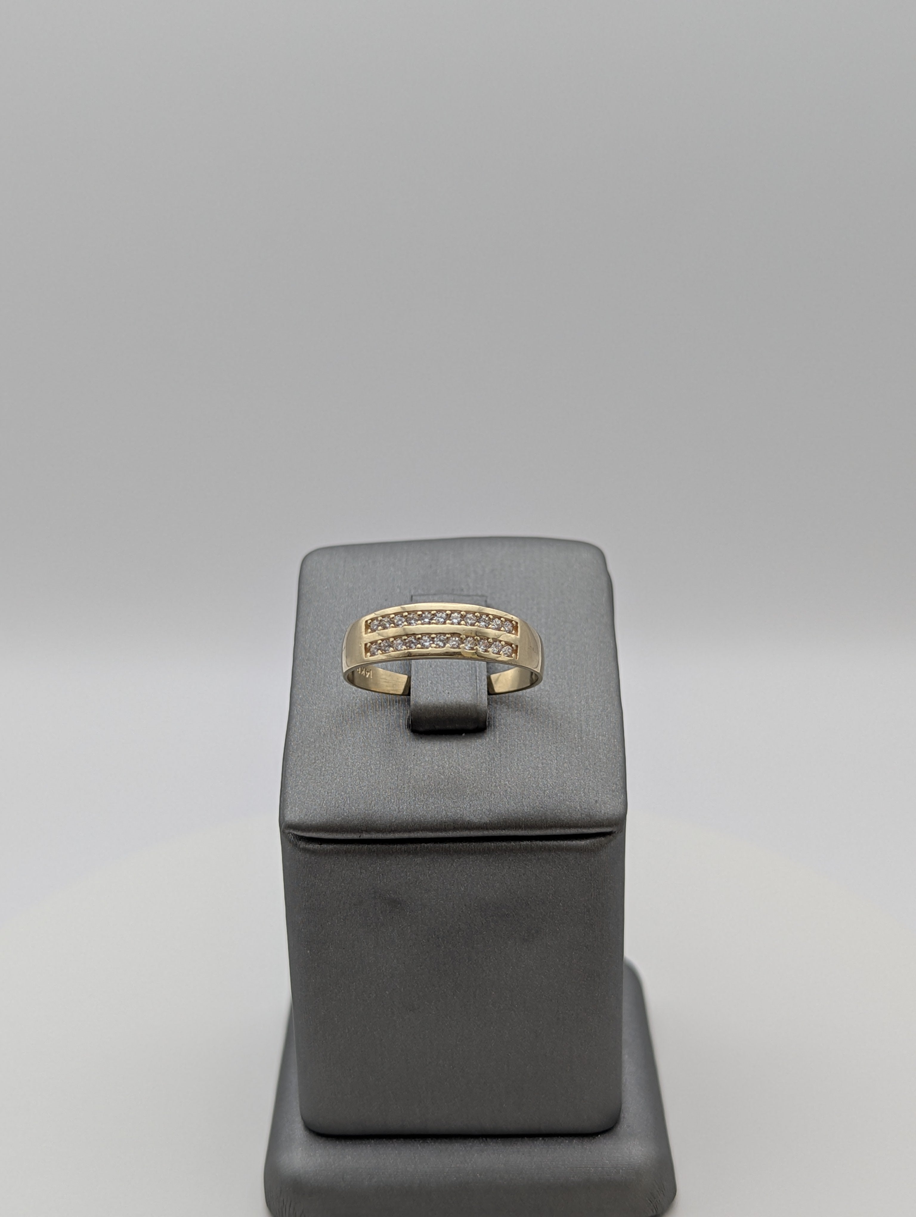 Anillo de matrimonio de oro amarillo de 14K con circonitas cúbicas