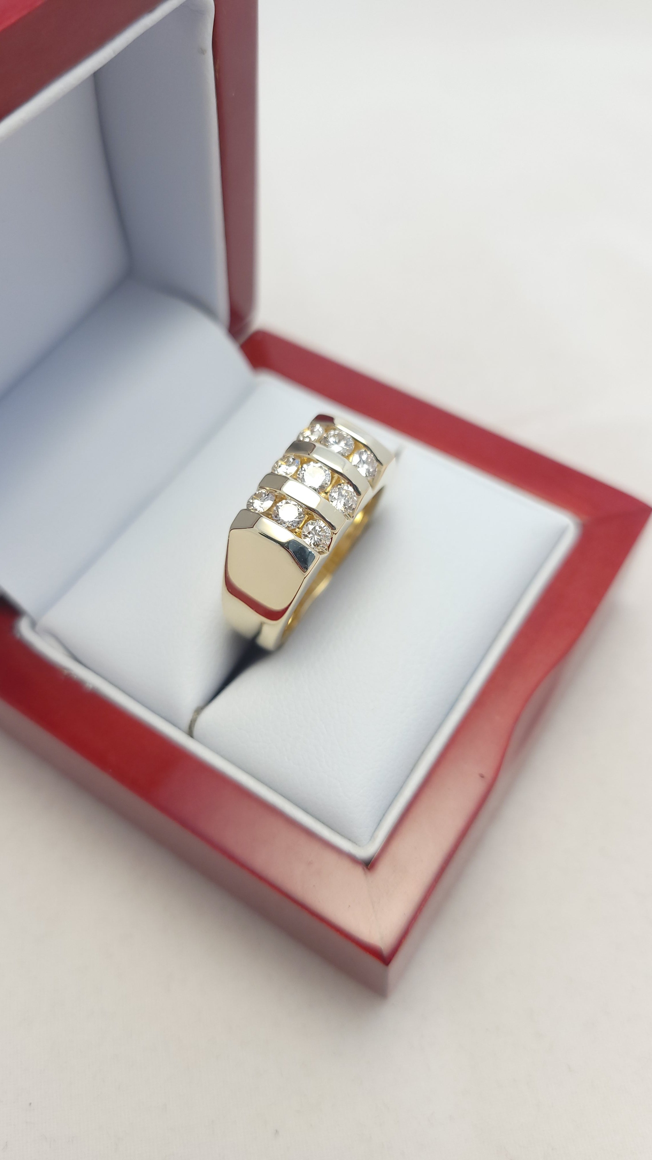 Anillo de diamante de oro amarillo de 14K