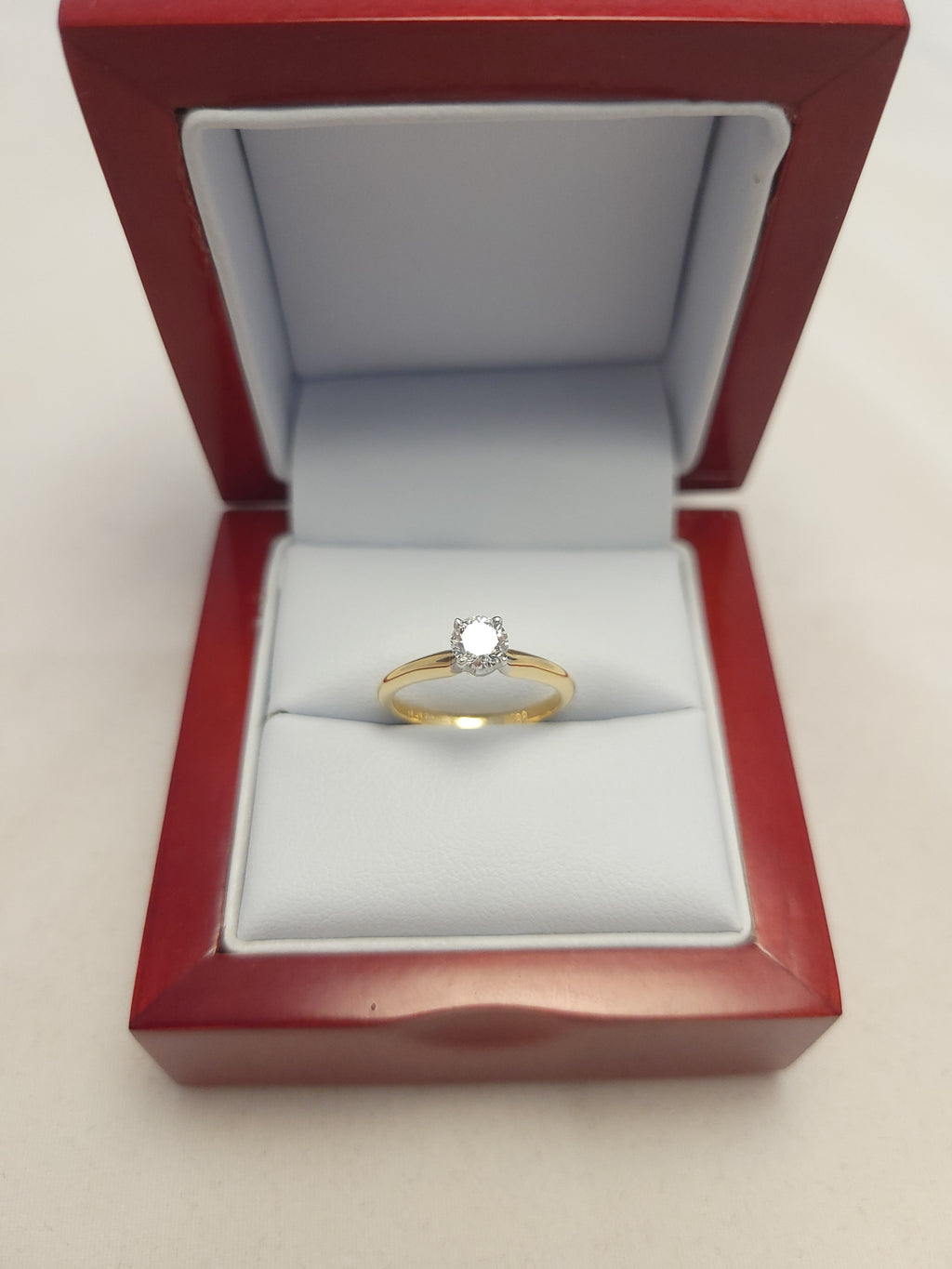 Anillo solitario de diamante de oro amarillo de 14K