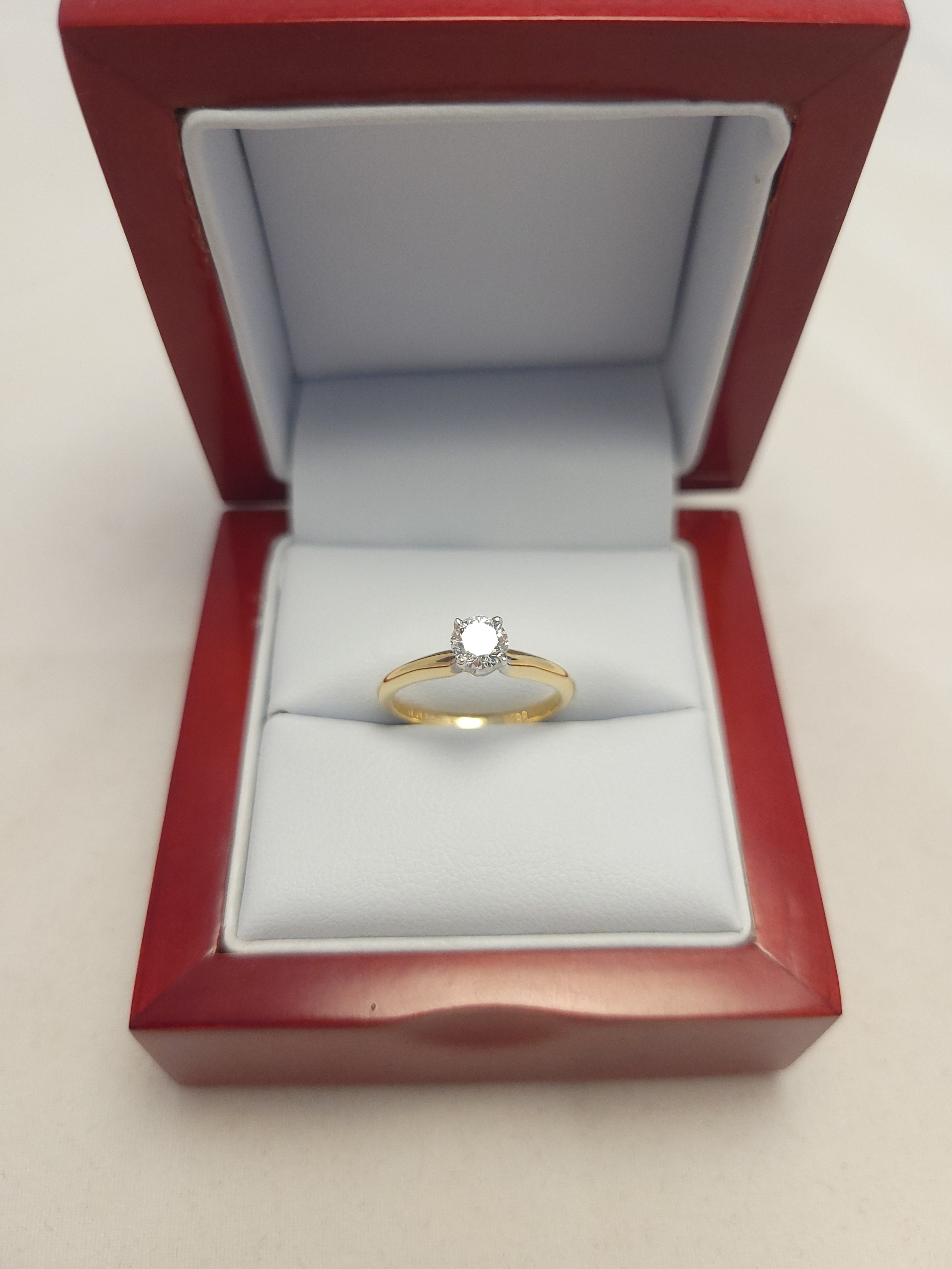 Anillo solitario de diamante de oro amarillo de 14K