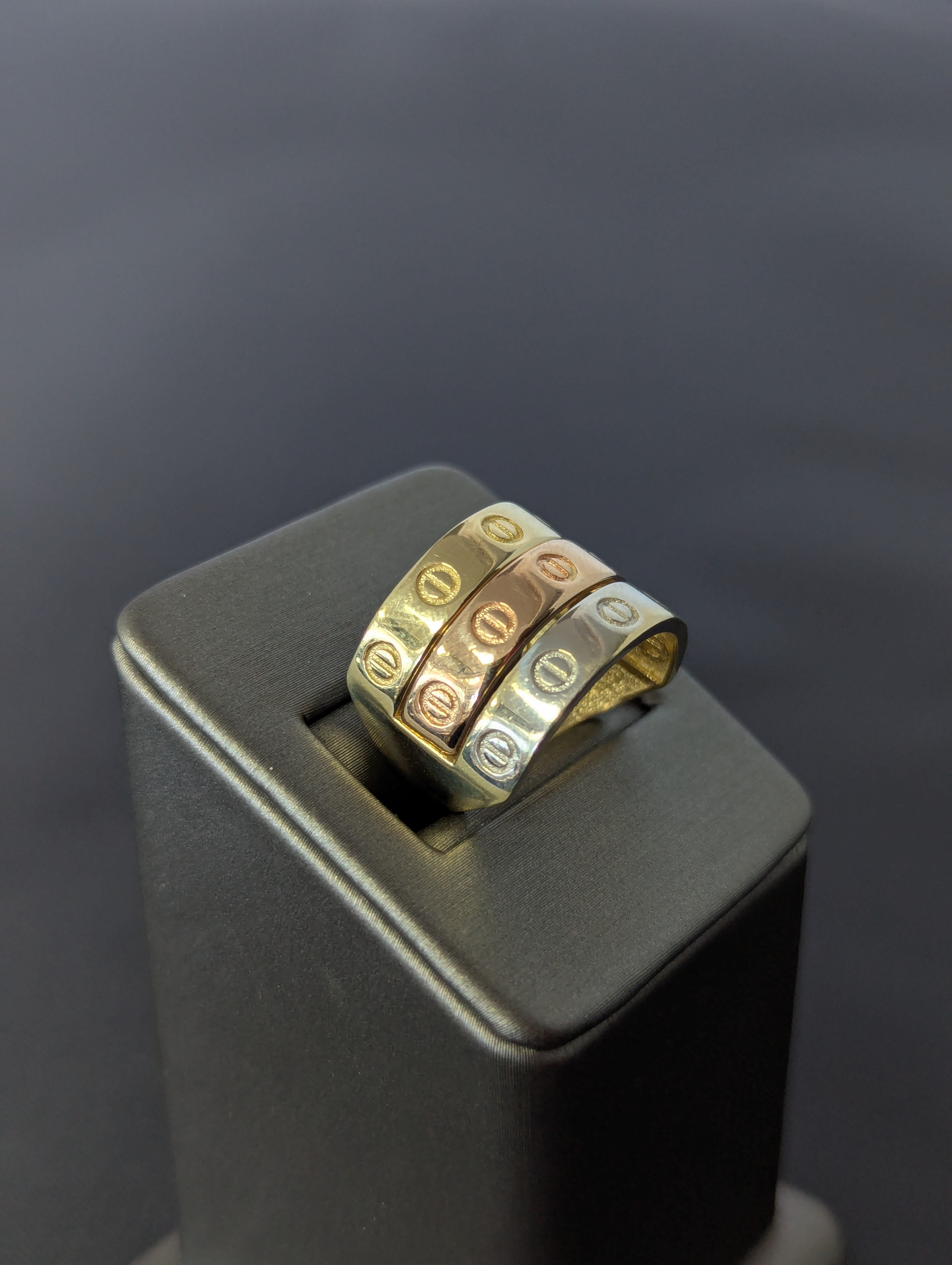 Anillo Cartier tricolor de 14K