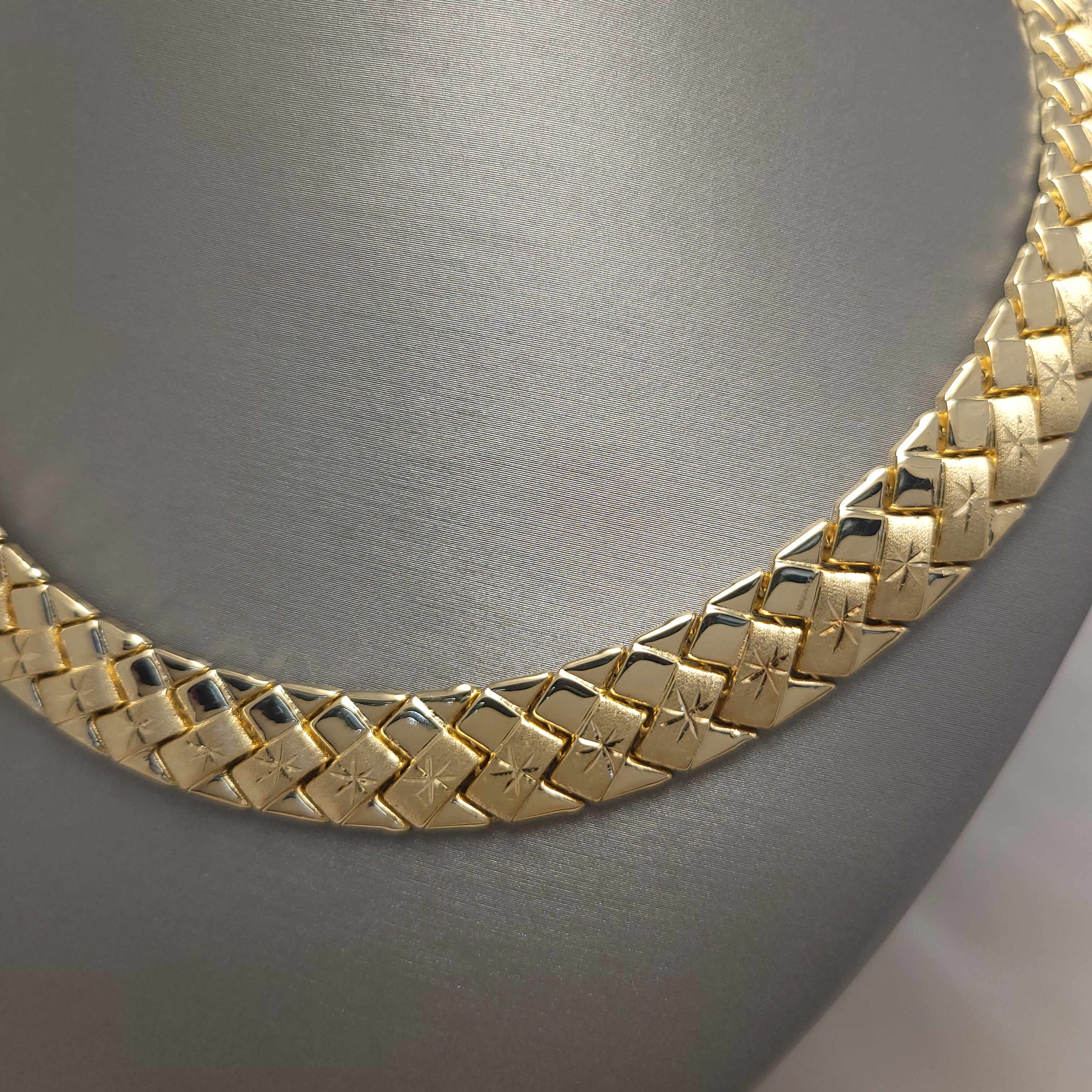 Cadena texturizada de oro amarillo de 14K