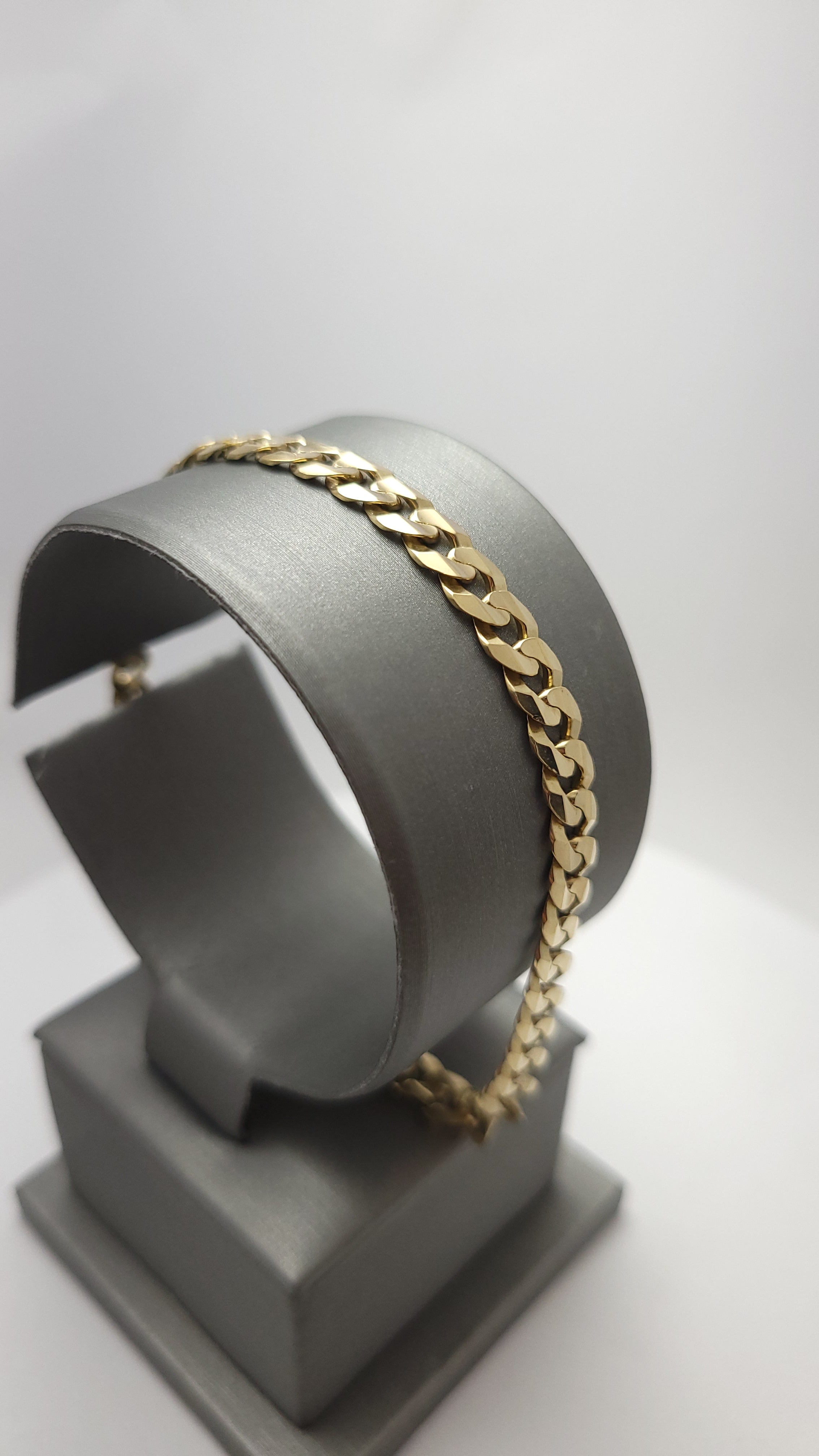 Pulsera de oro amarillo de 10K con eslabones de cadena tipo 'Curb'