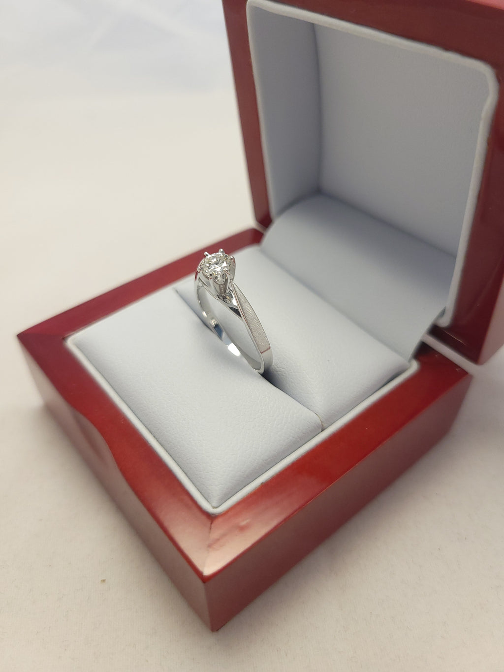 Anillo solitario de oro blanco de 14 quilates