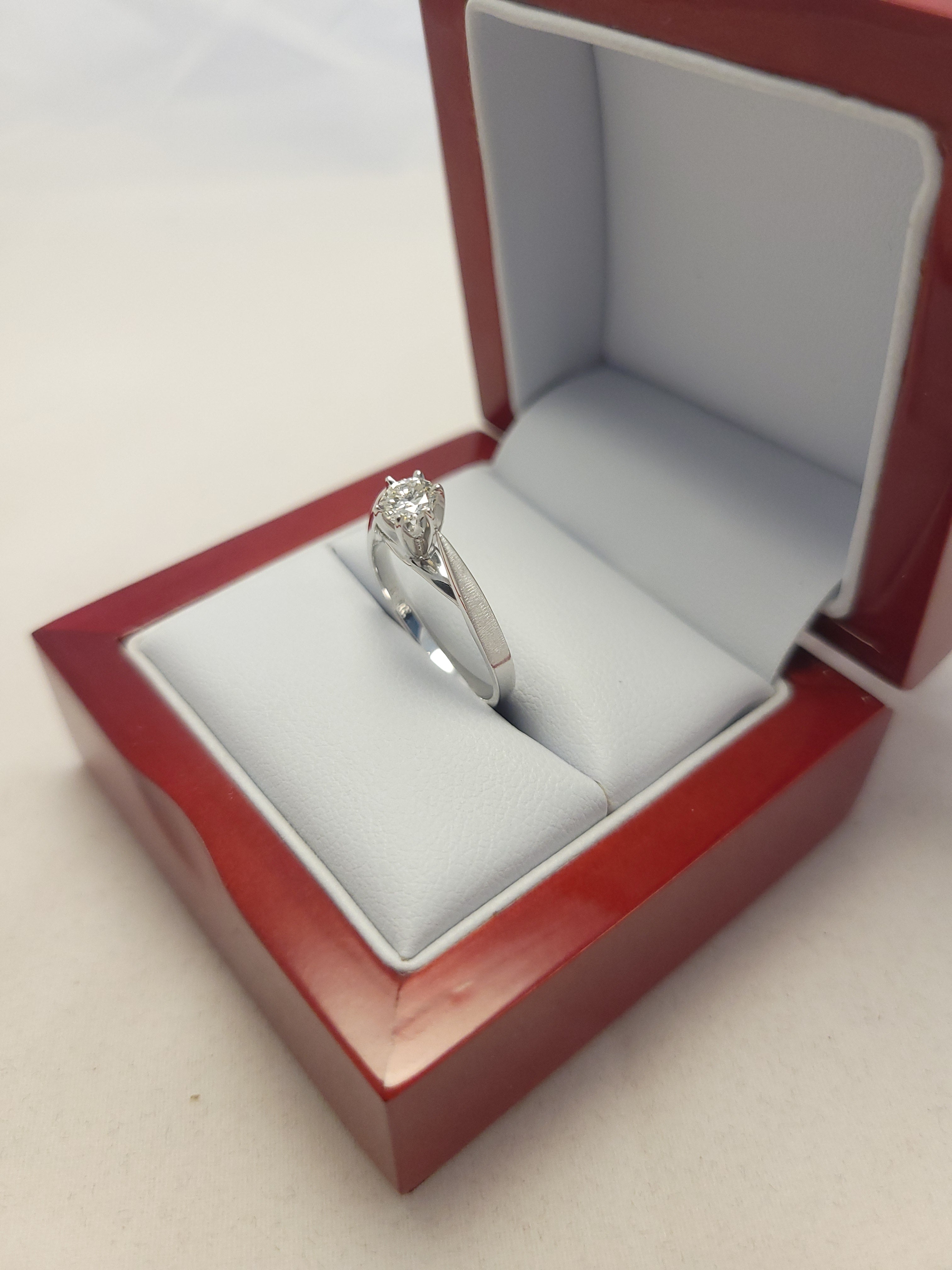 Anillo solitario de oro blanco de 14 quilates