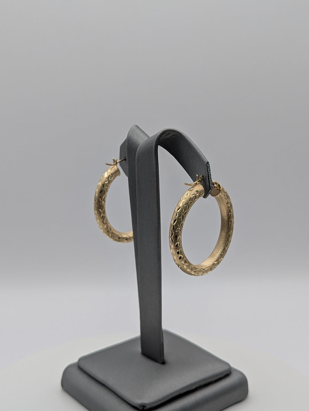 Pendientes de aro de oro amarillo de 14 quilates con corte de diamante y acabado satinado