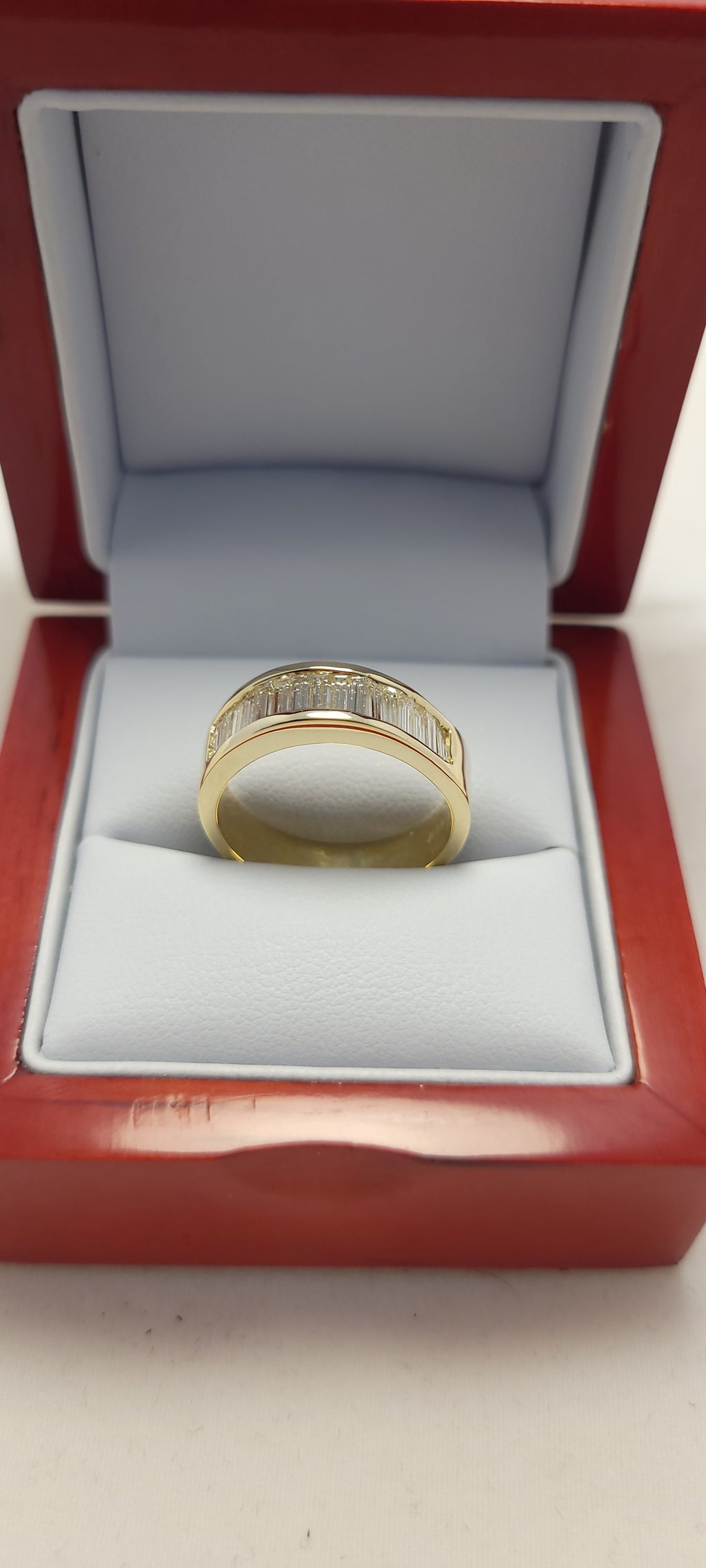Anillo de oro amarillo de 14 quilates con diamantes talla baguette engastados en carril