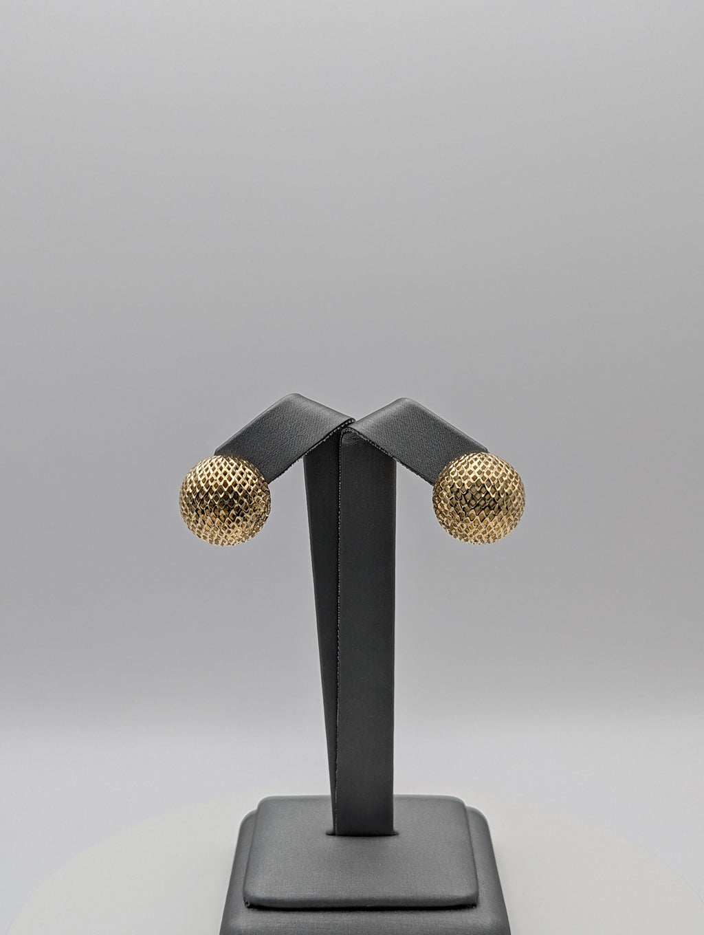Pendientes de media bola de celosía con corte de diamante en oro amarillo de 14 quilates