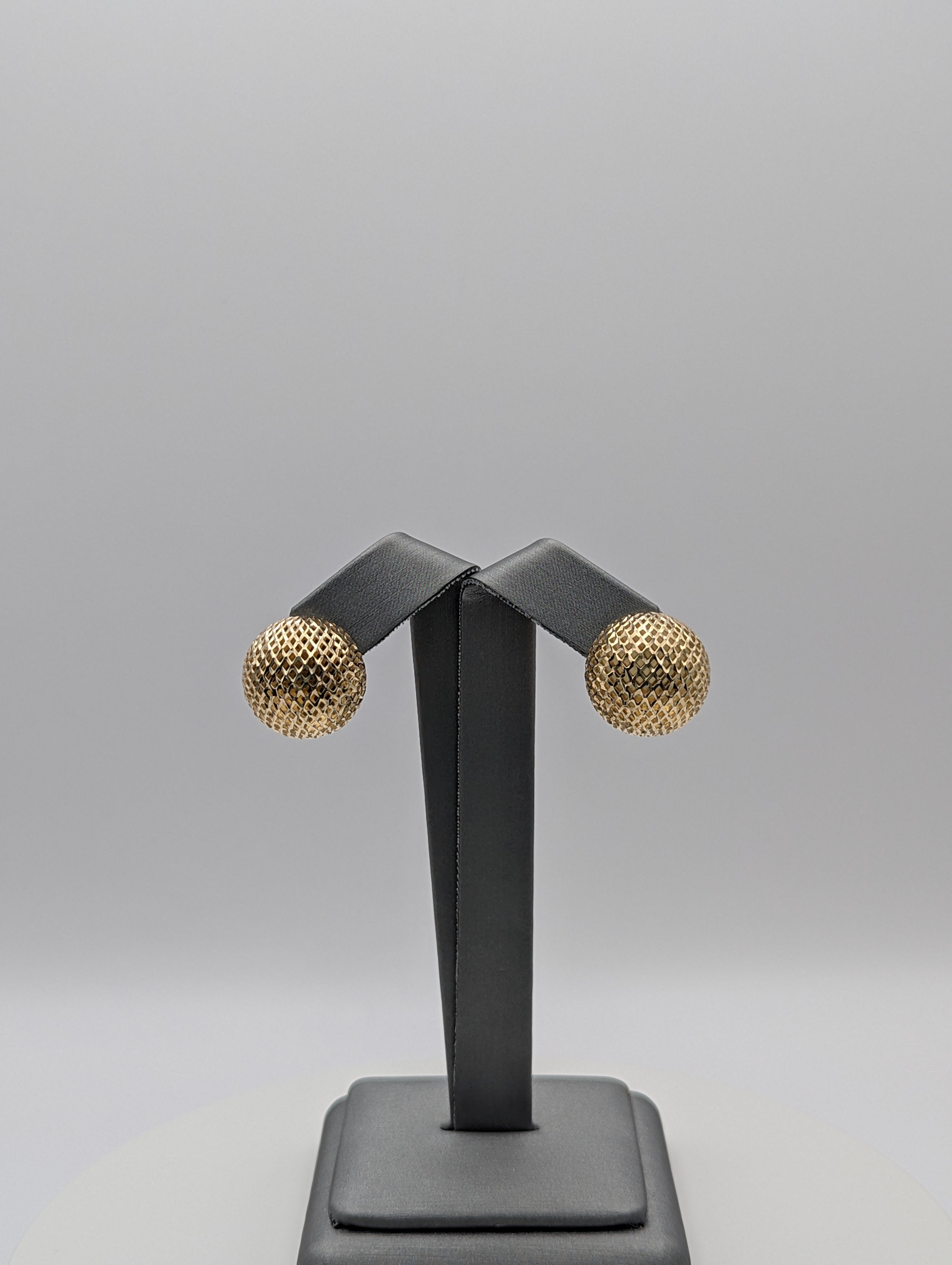 Pendientes de media bola de celosía con corte de diamante en oro amarillo de 14 quilates