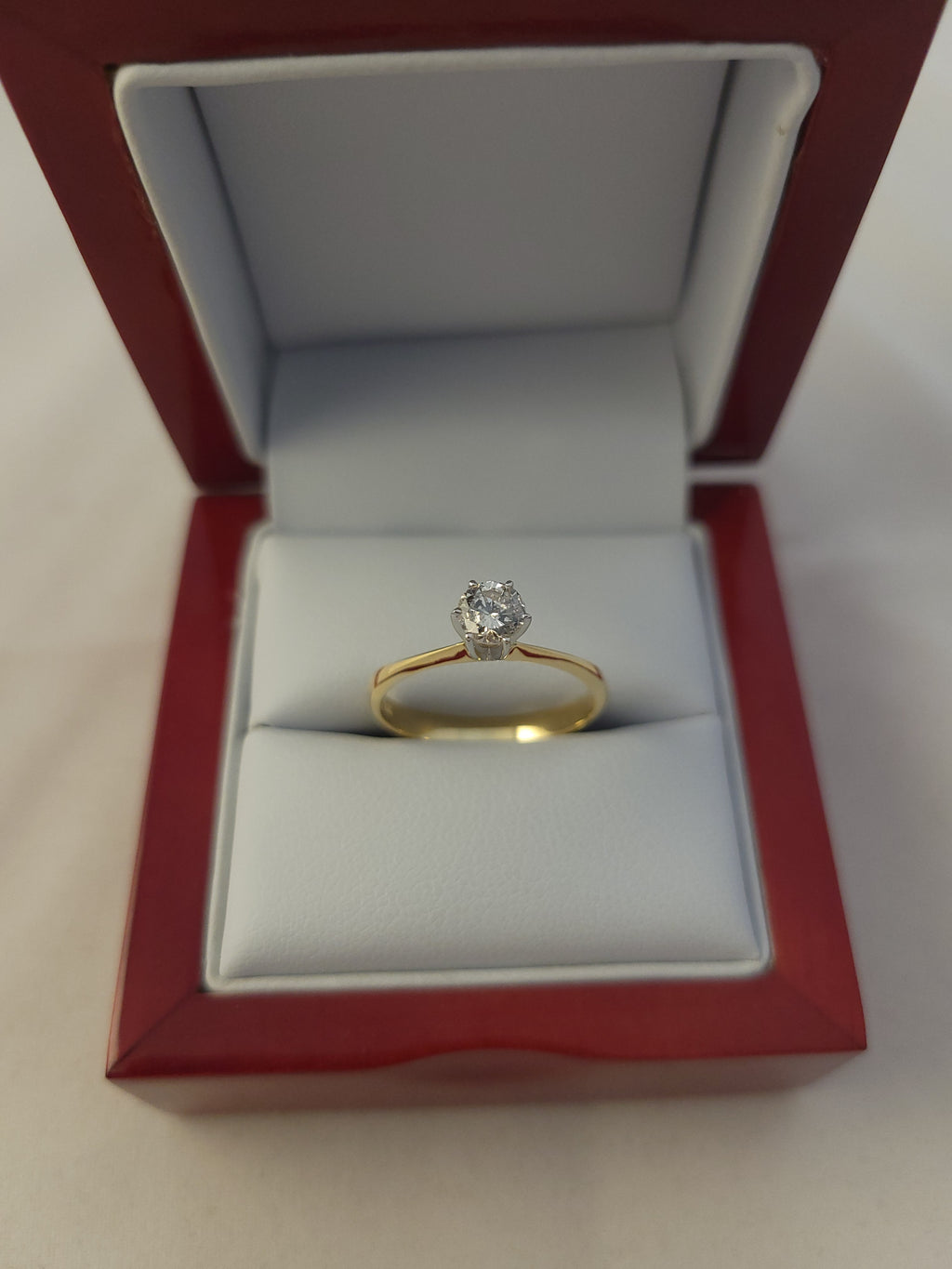 Anillo de diamante solitario de oro amarillo de 14K