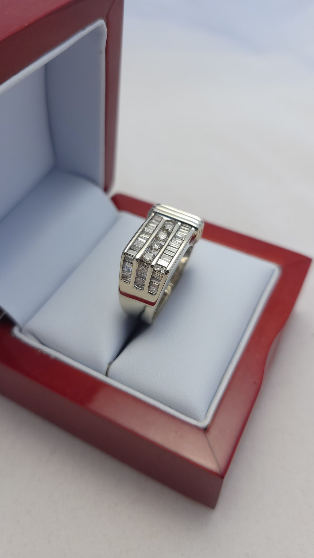 Anillo de oro blanco de 14k con diamantes