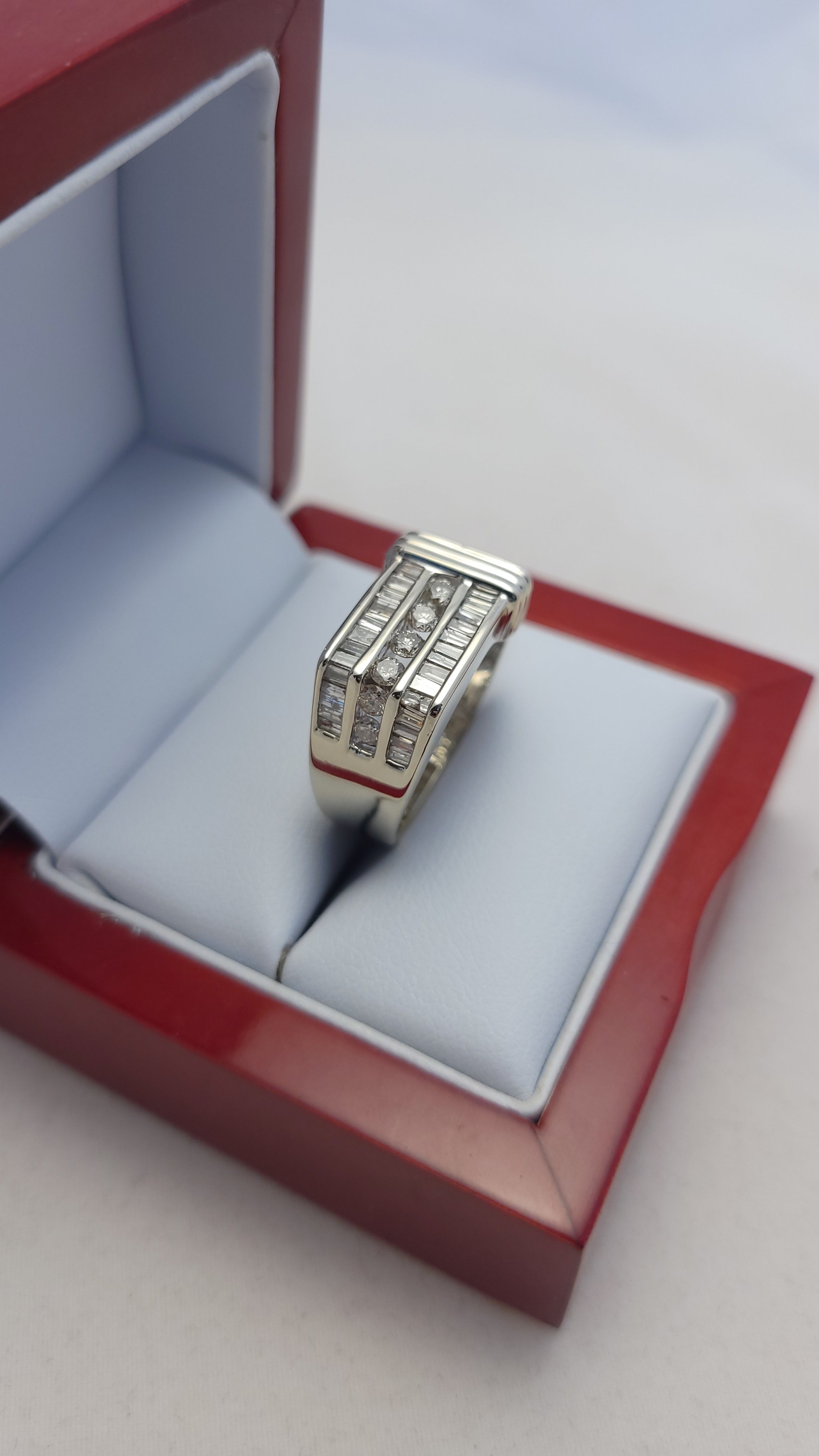 Anillo de oro blanco de 14k con diamantes