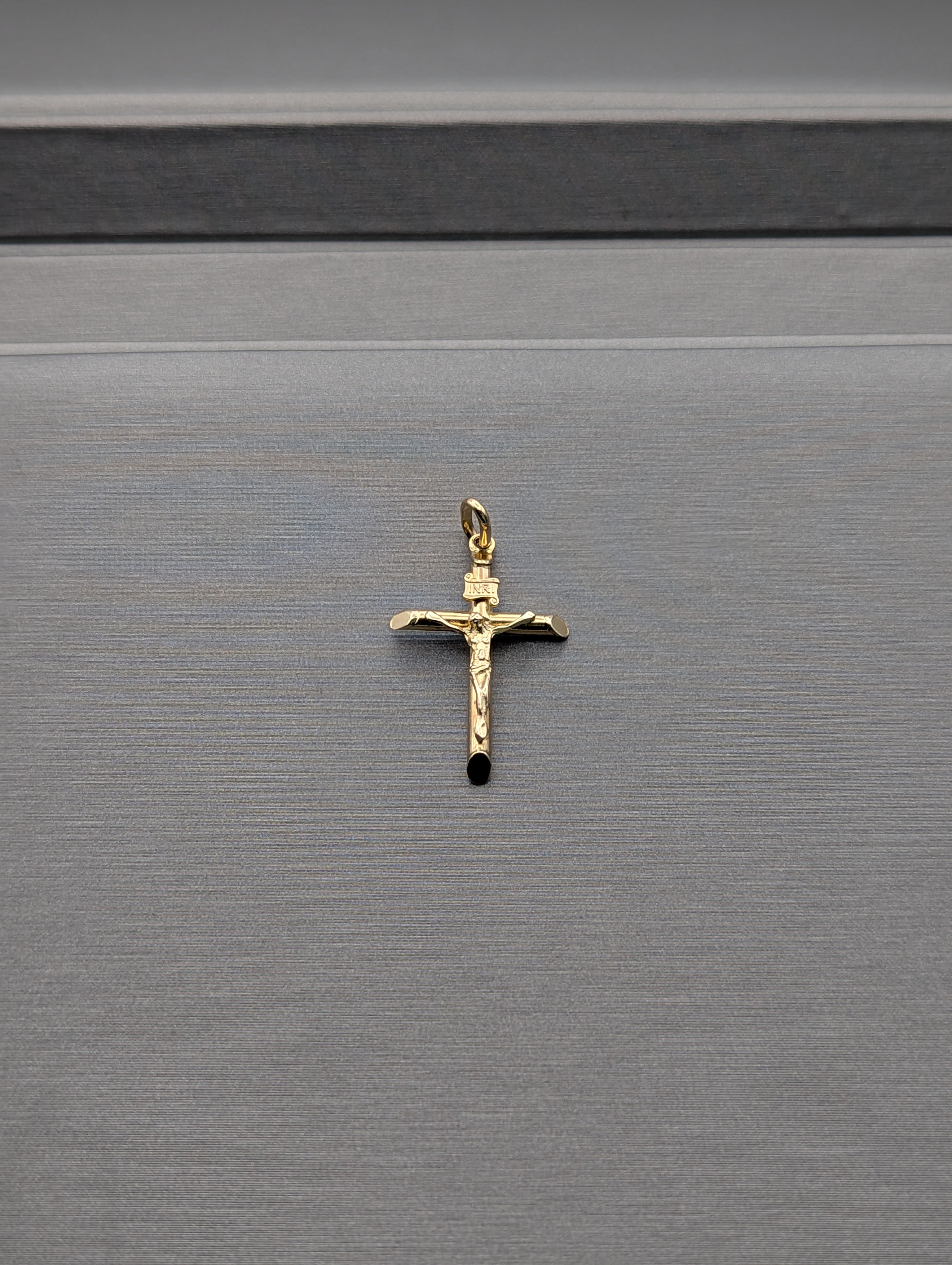 Colgante Crucifijo de Oro Amarillo de 14K