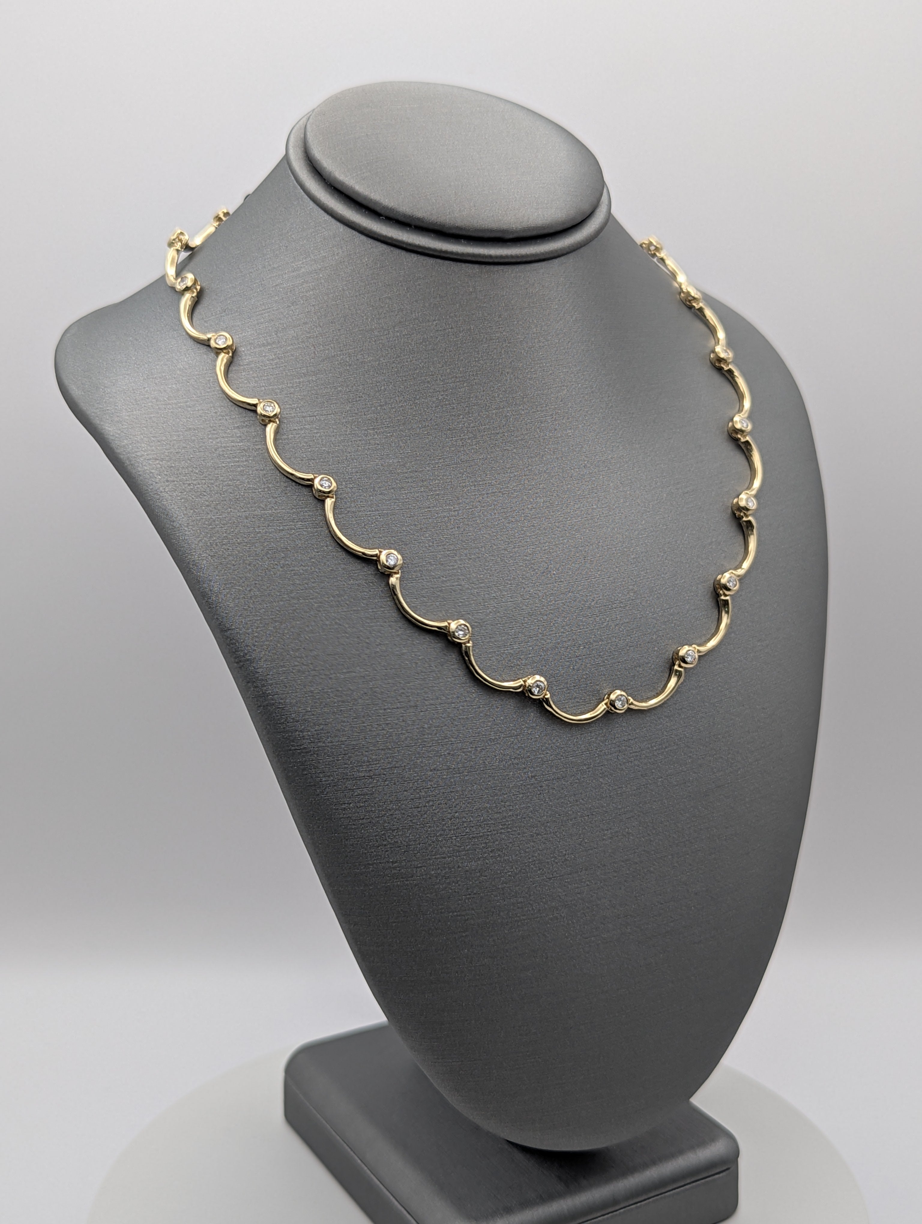 Collar de oro amarillo de 14K con diamantes