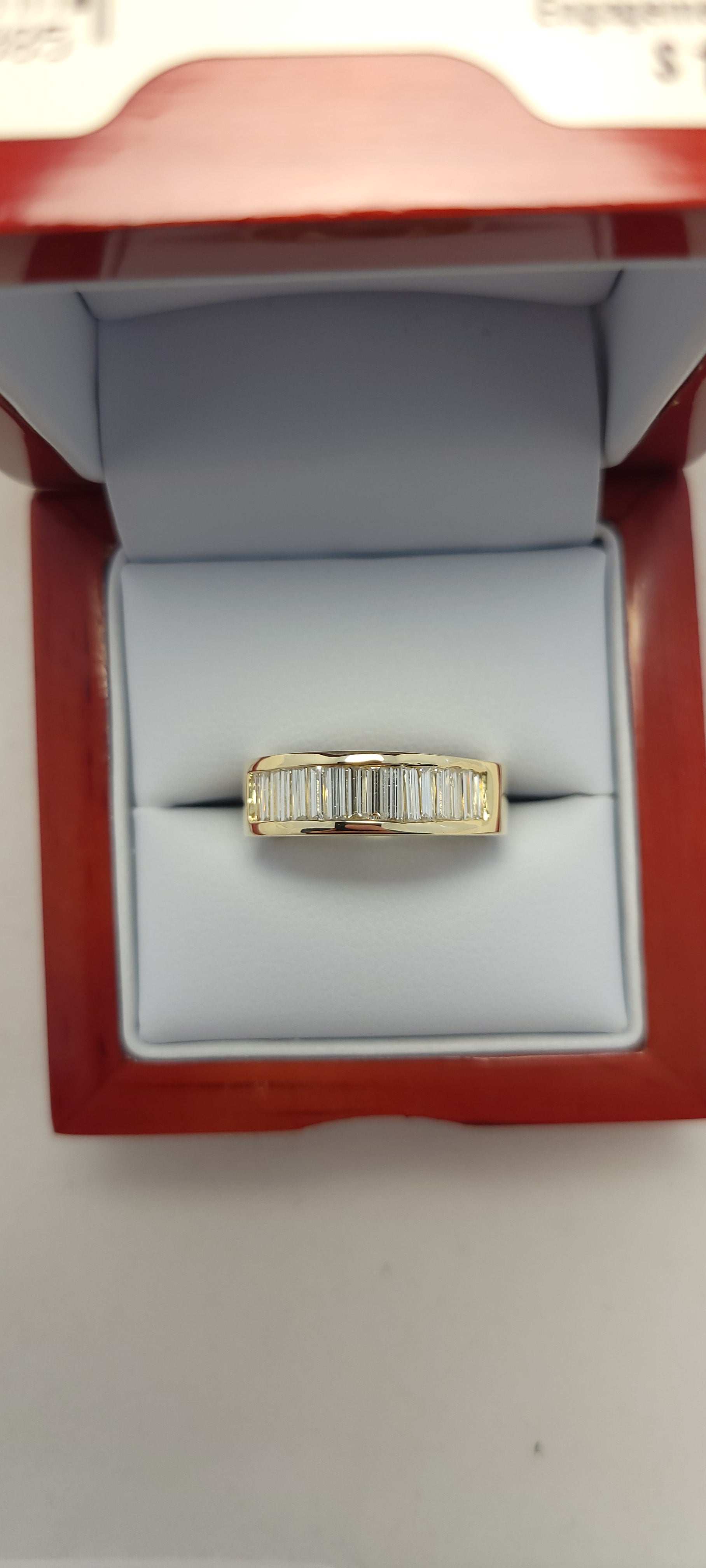 Anillo de oro amarillo de 14 quilates con diamantes talla baguette engastados en carril
