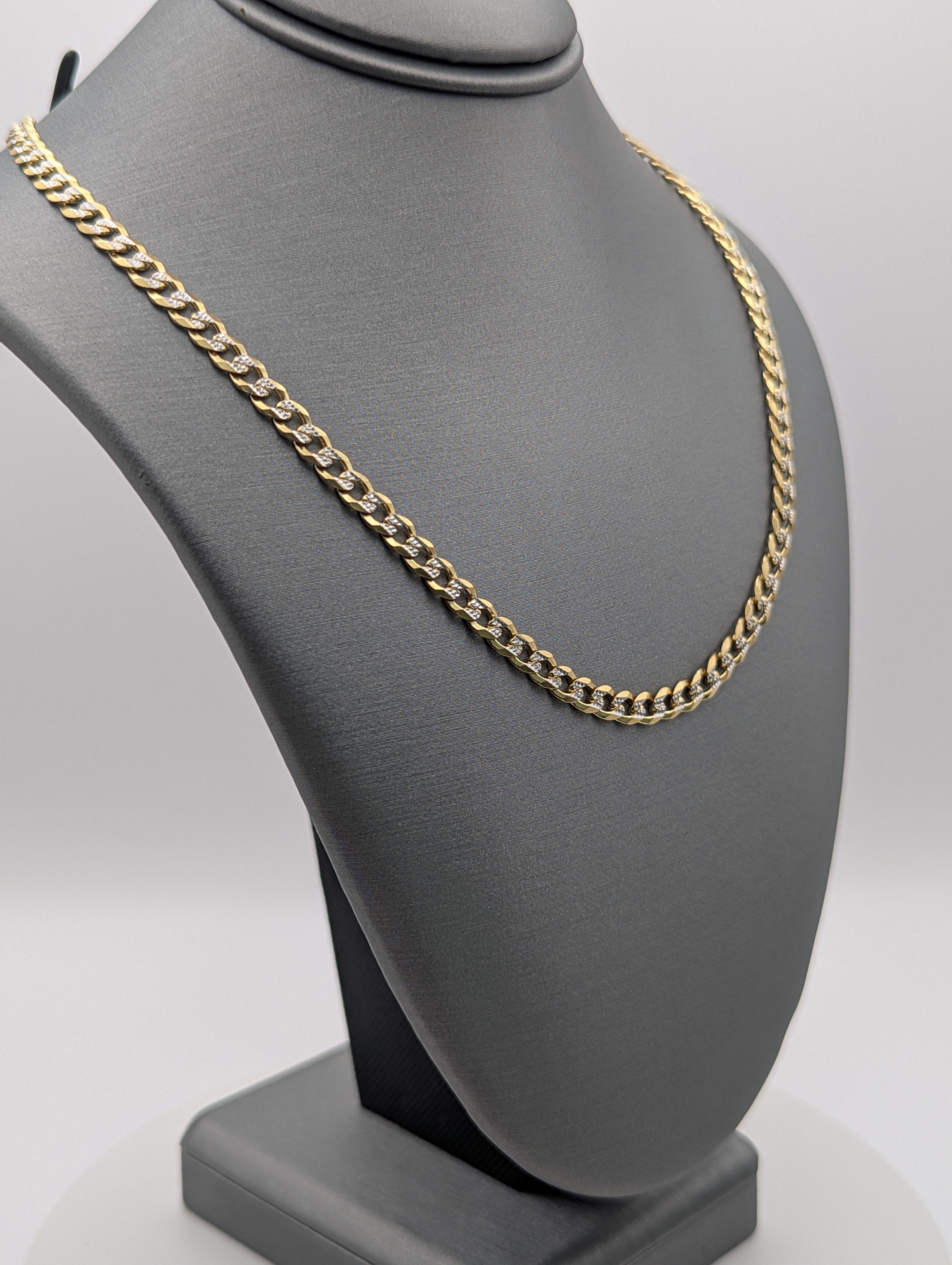 Cadena cubana con corte de diamante en oro amarillo de 14K
