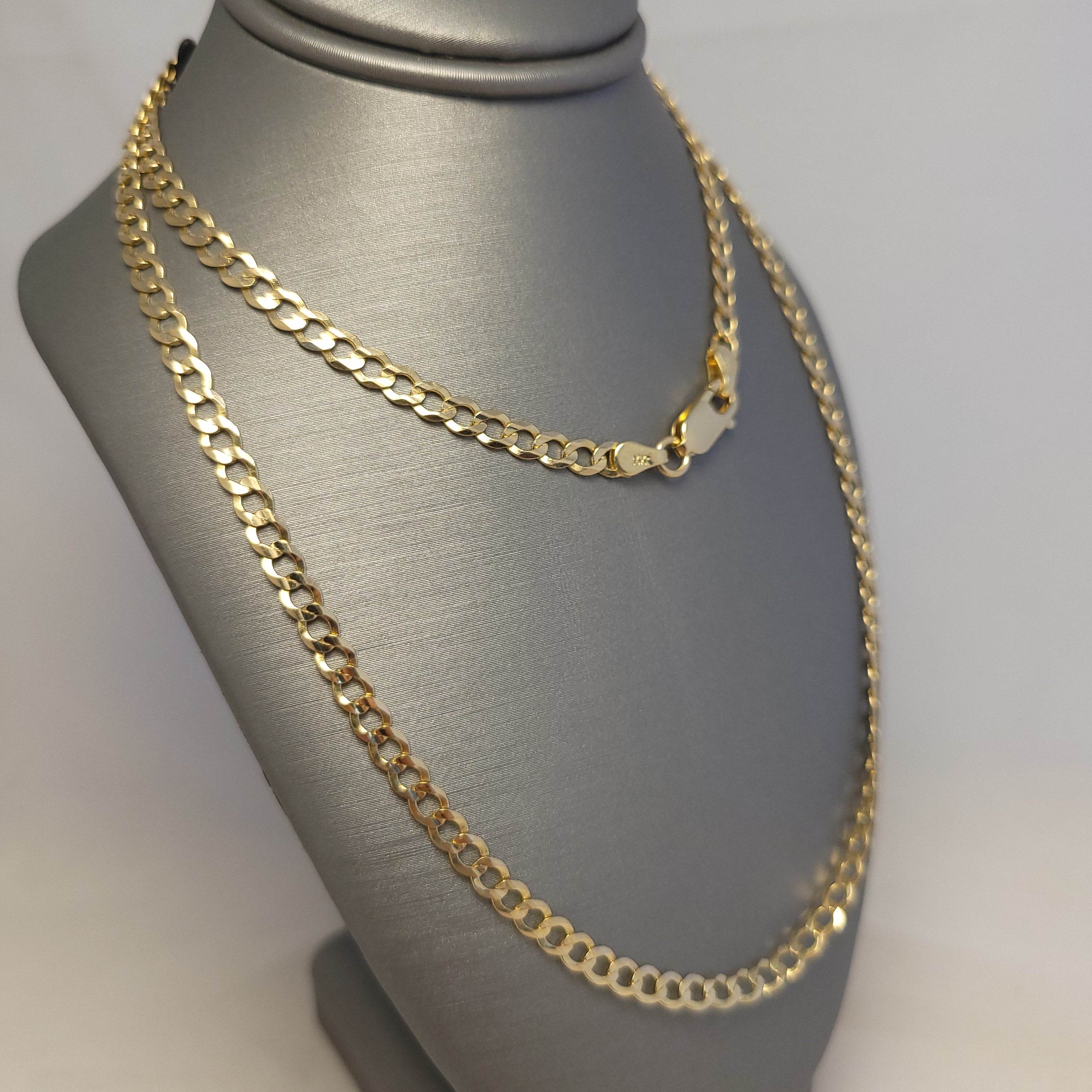 Cadena maciza de eslabones tipo "Curb" de oro amarillo de 14K