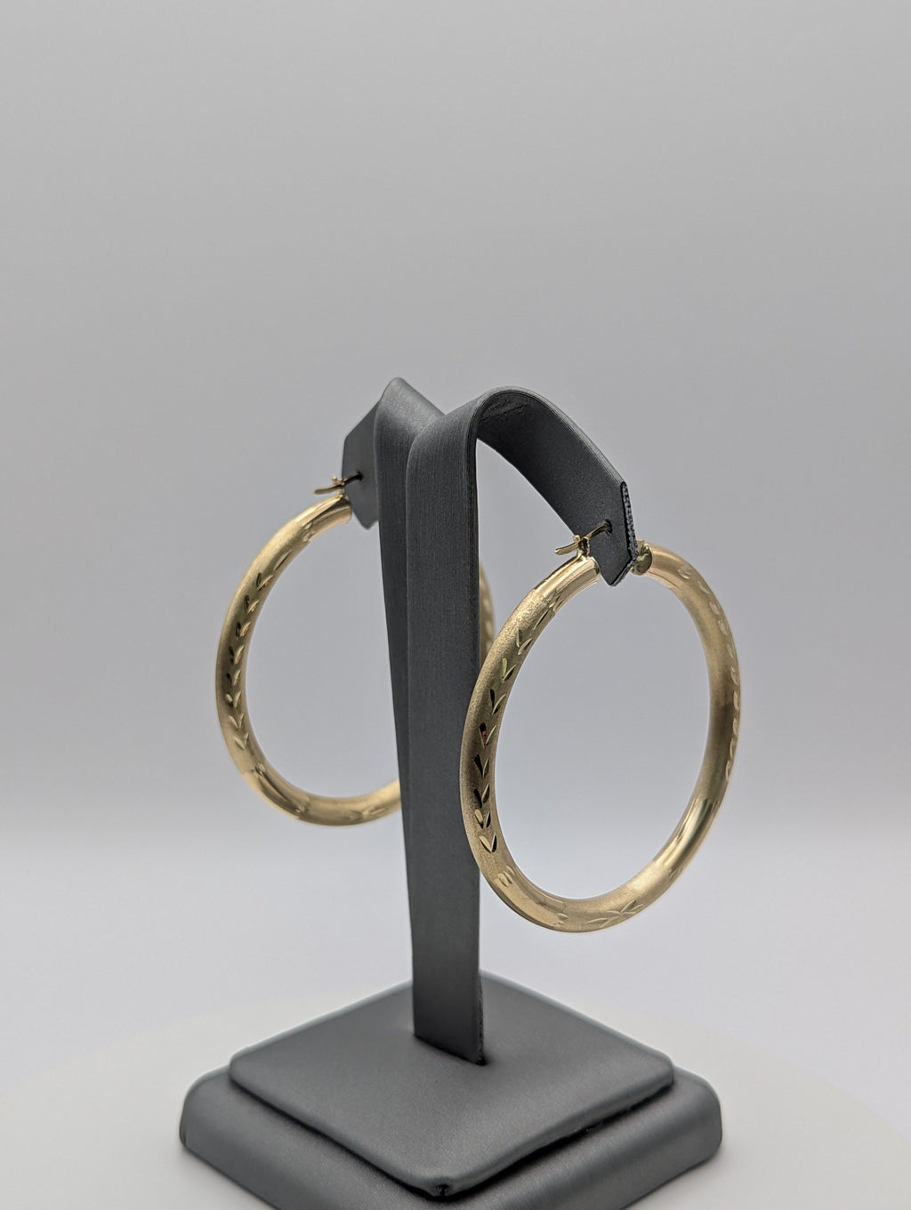 Pendientes de aro de satén con corte diamante en oro amarillo de 14K