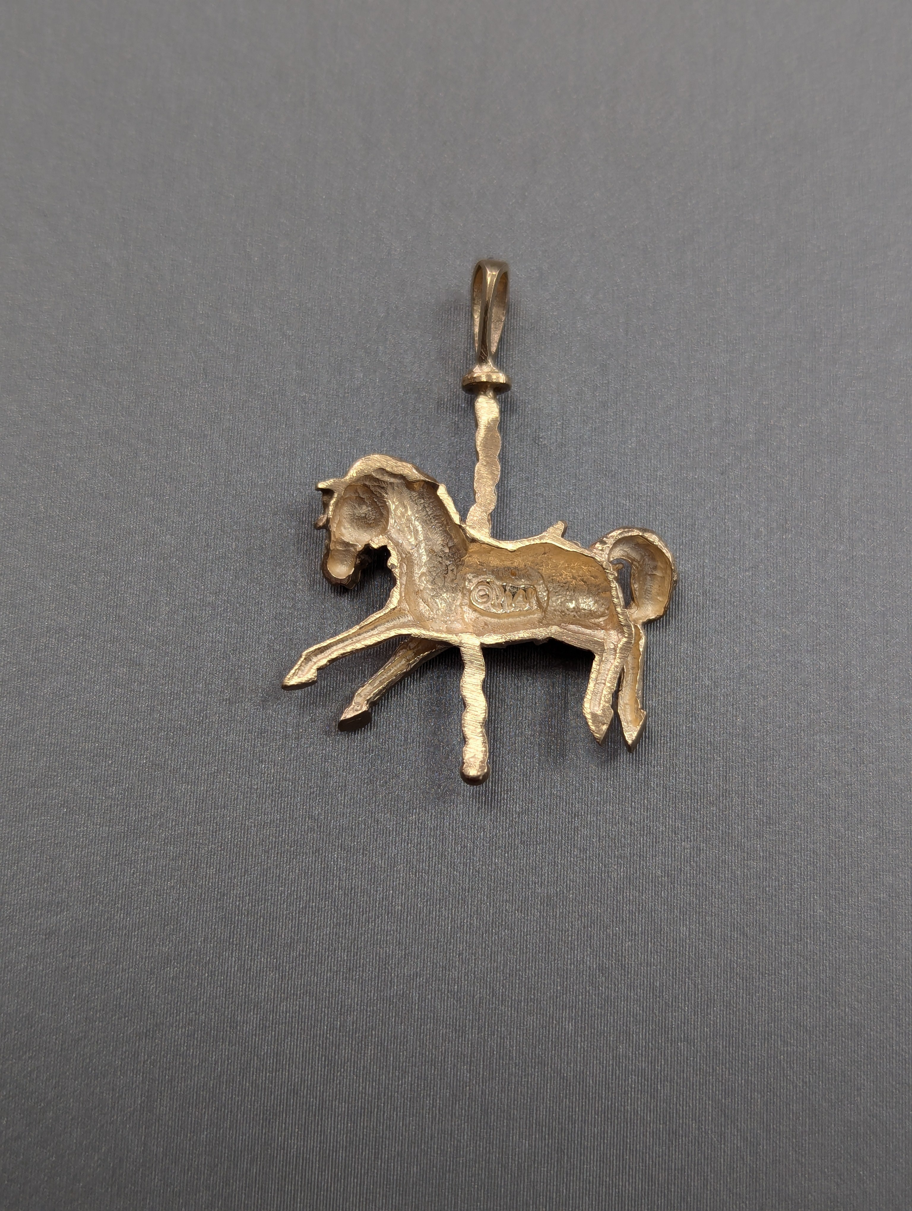 Colgante Carrusel Caballo Oro Amarillo 14K Corte Diamantado
