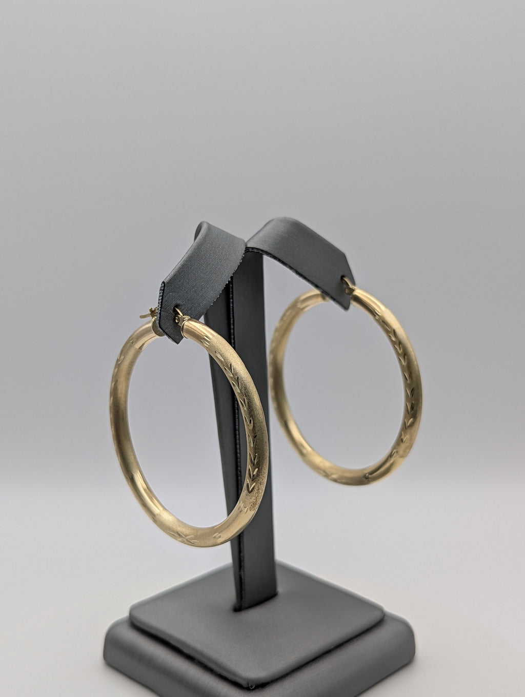 Pendientes de aro de satén con corte diamante en oro amarillo de 14K