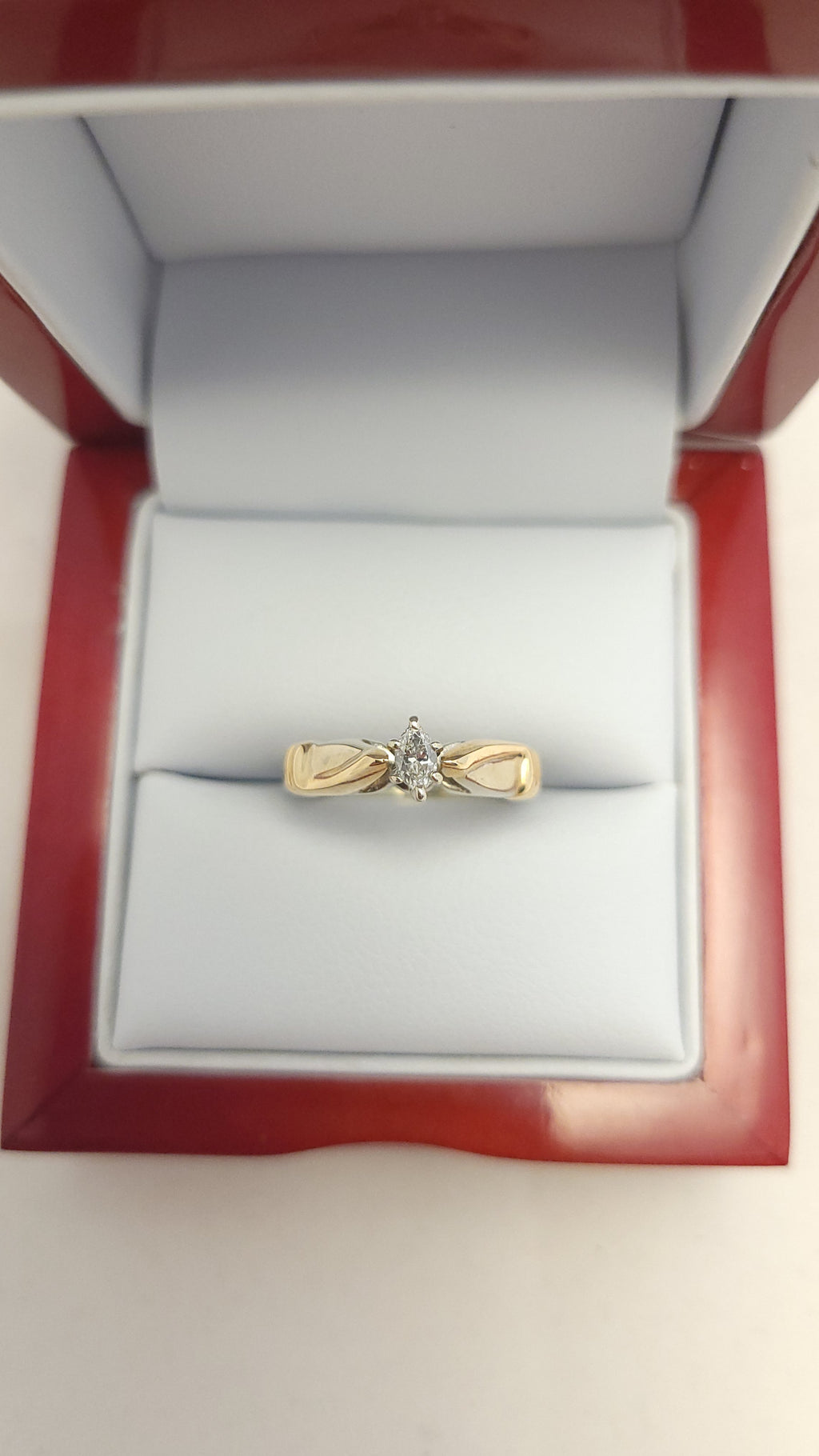 Anillo solitario de marquesa en oro amarillo de 14K