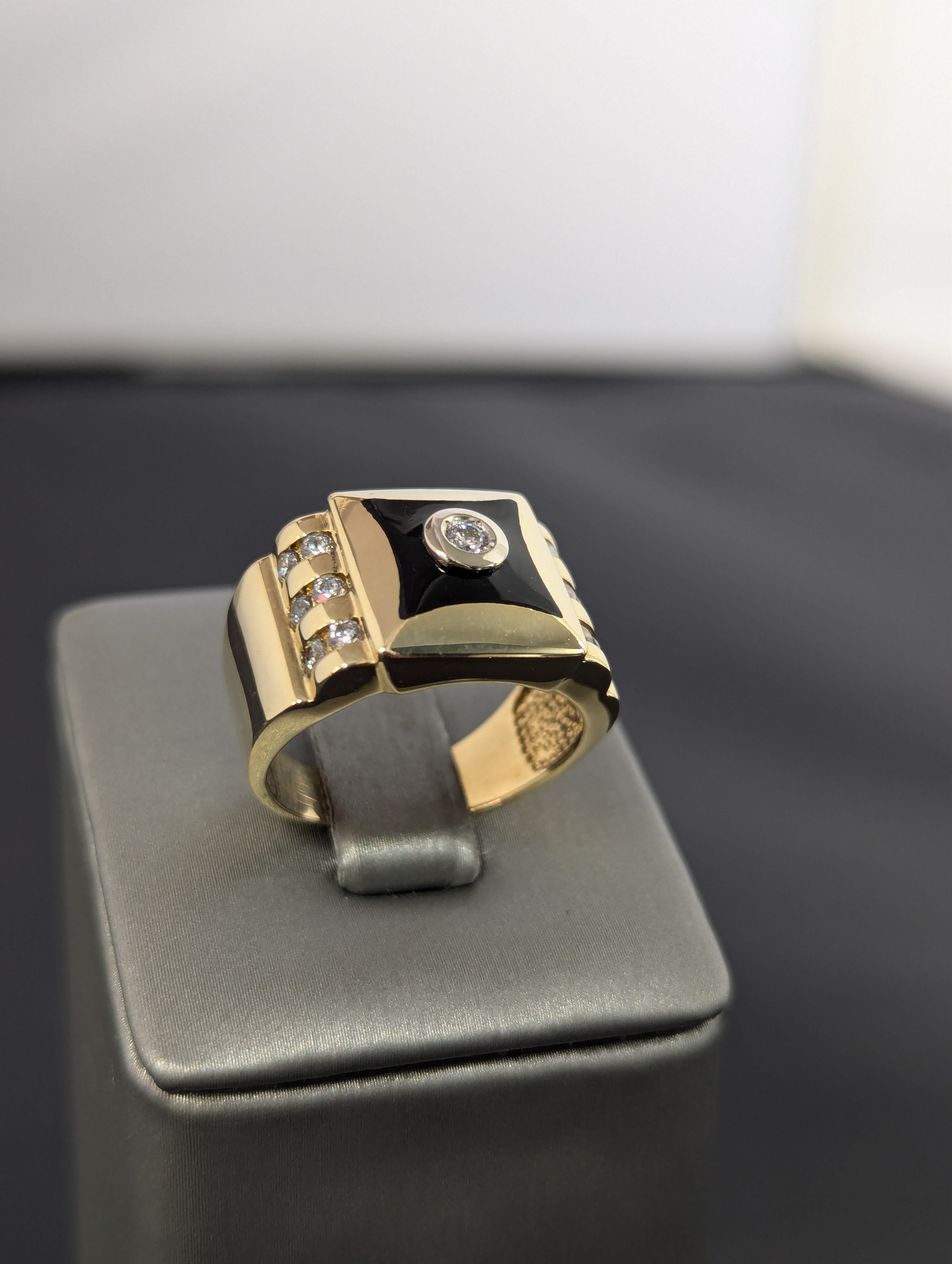 Anillo de 14K de oro amarillo con circonita cúbica pintada de negro