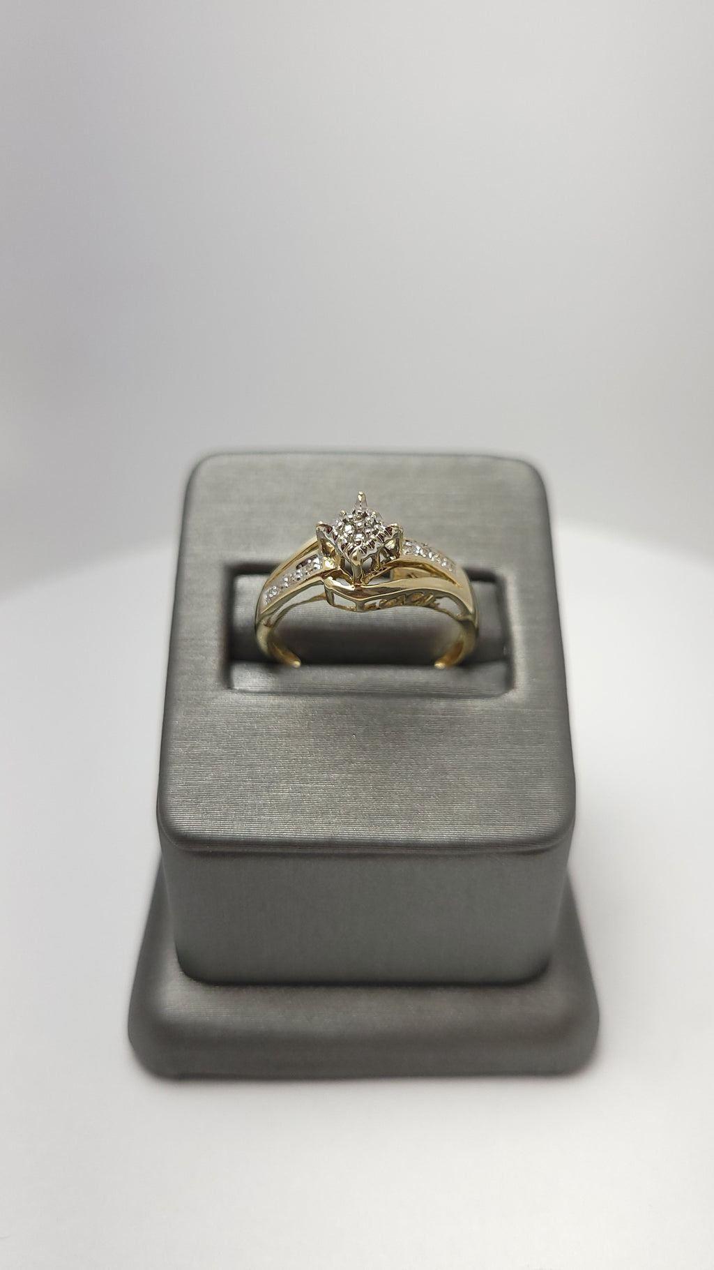Anillo de Diamantes de Fantasía de 10K con la palabra "Love"