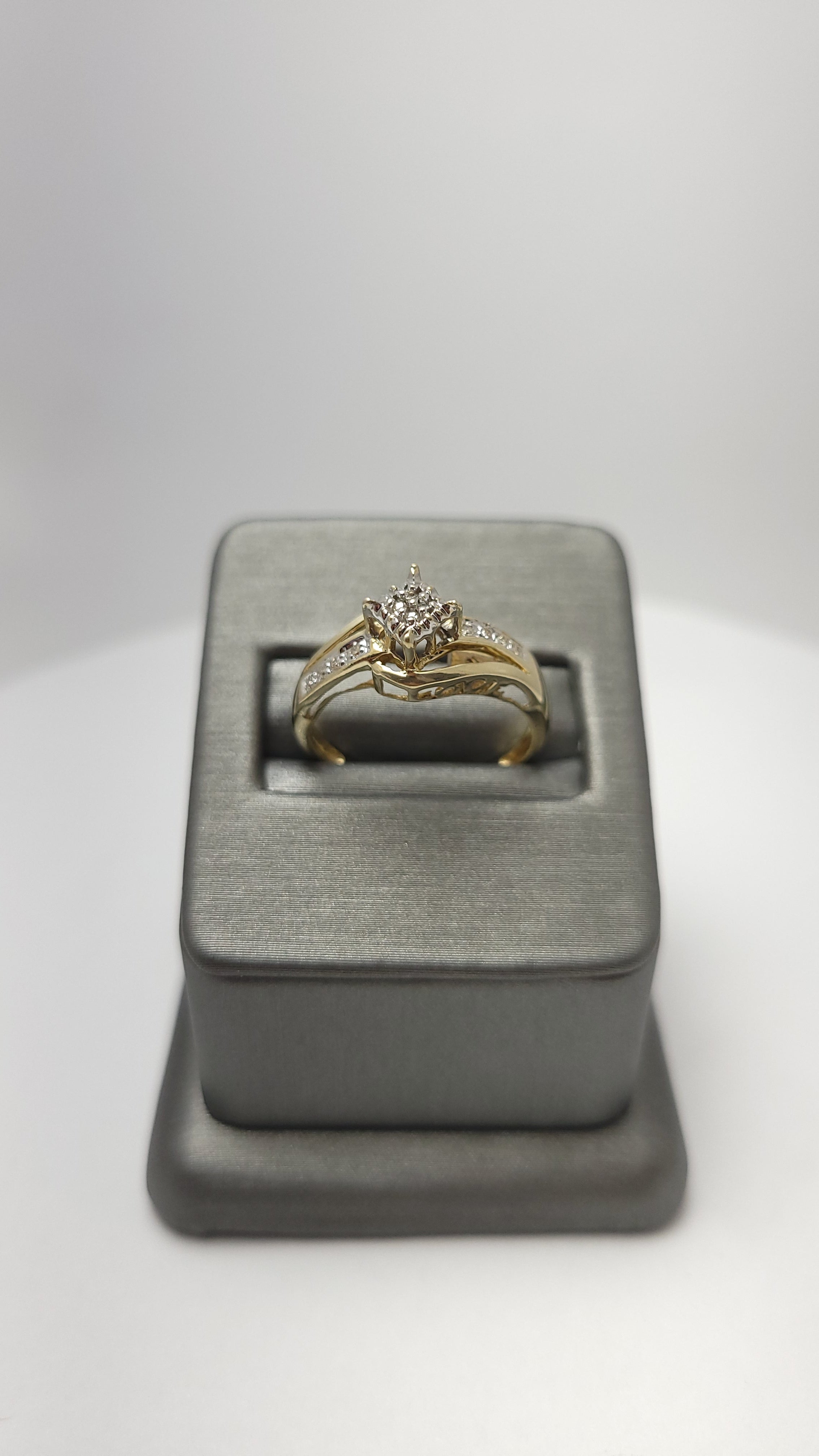 Anillo de Diamantes de Fantasía de 10K con la palabra "Love"