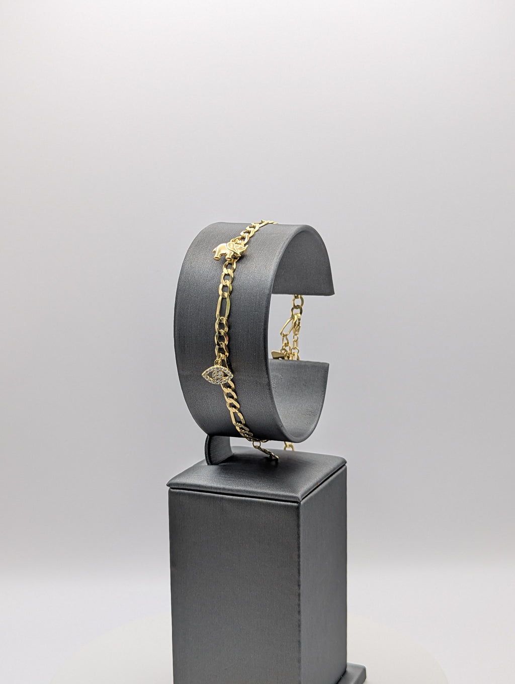 Pulsera Figaro de oro amarillo de 14K con dije de la buena suerte
