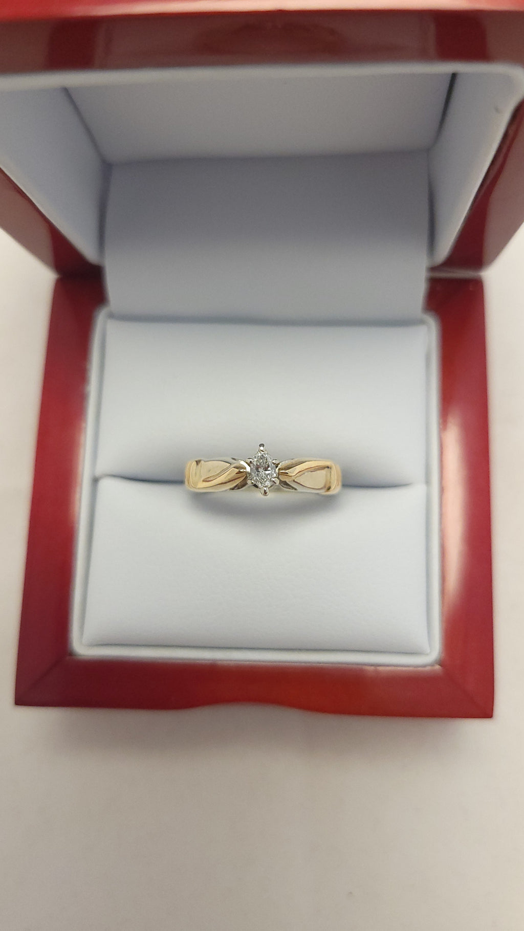 Anillo solitario de marquesa en oro amarillo de 14K