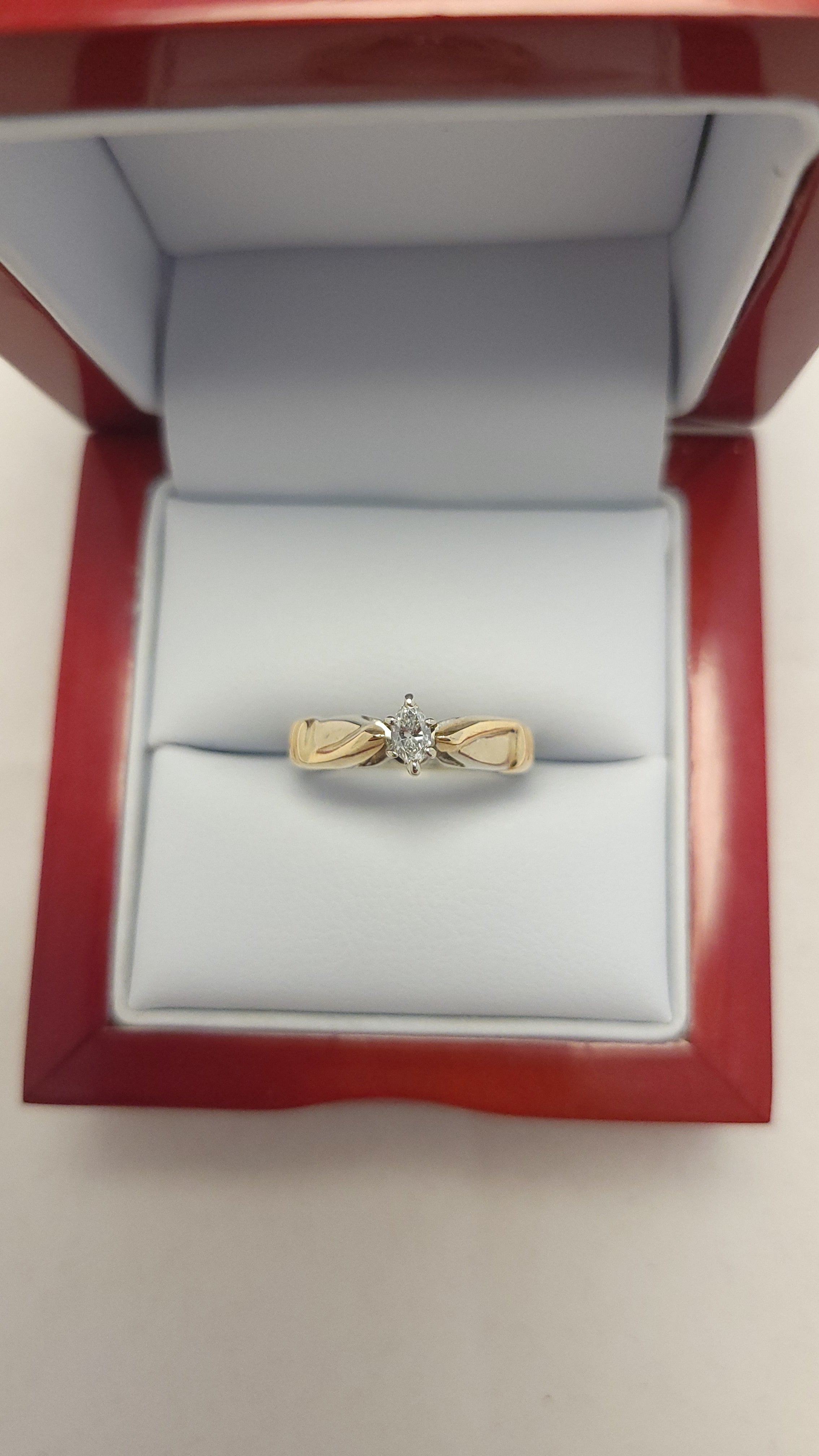 Anillo solitario de marquesa en oro amarillo de 14K
