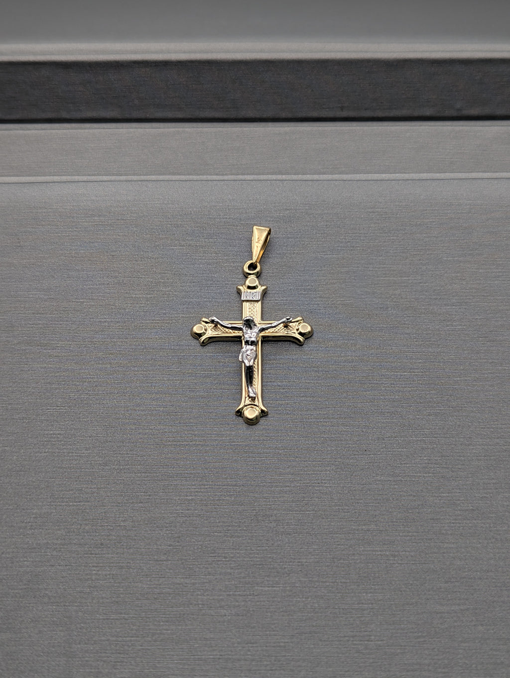 Colgante Crucifijo en Oro Amarillo/Blanco de 14K