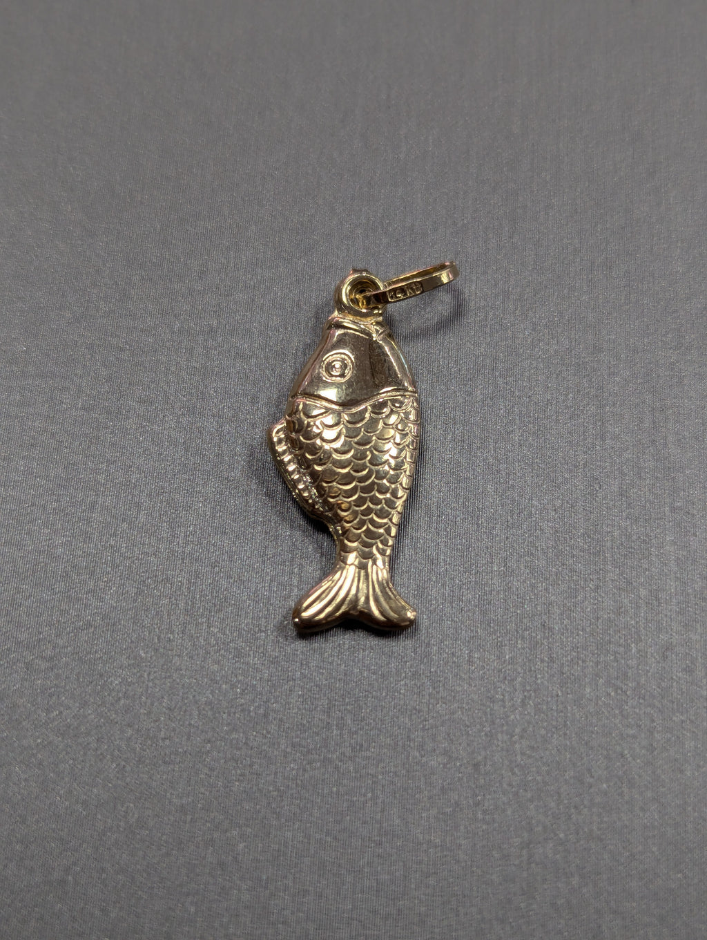 Colgante de pez de oro amarillo de 14K con el signo zodiacal Piscis
