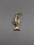 Colgante de pez de oro amarillo de 14K con el signo zodiacal Piscis