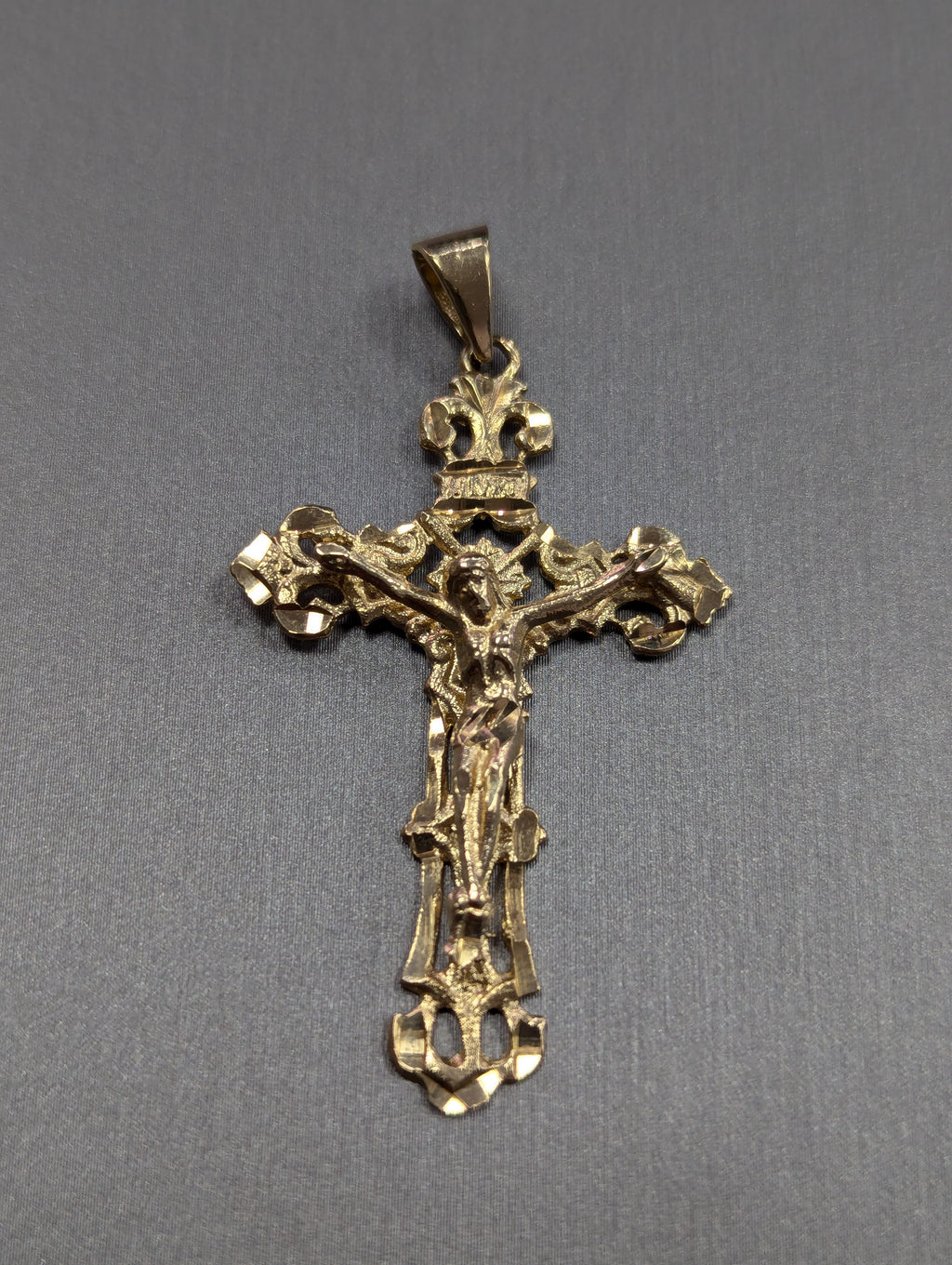 Colgante Crucifijo de Oro Amarillo de 14K