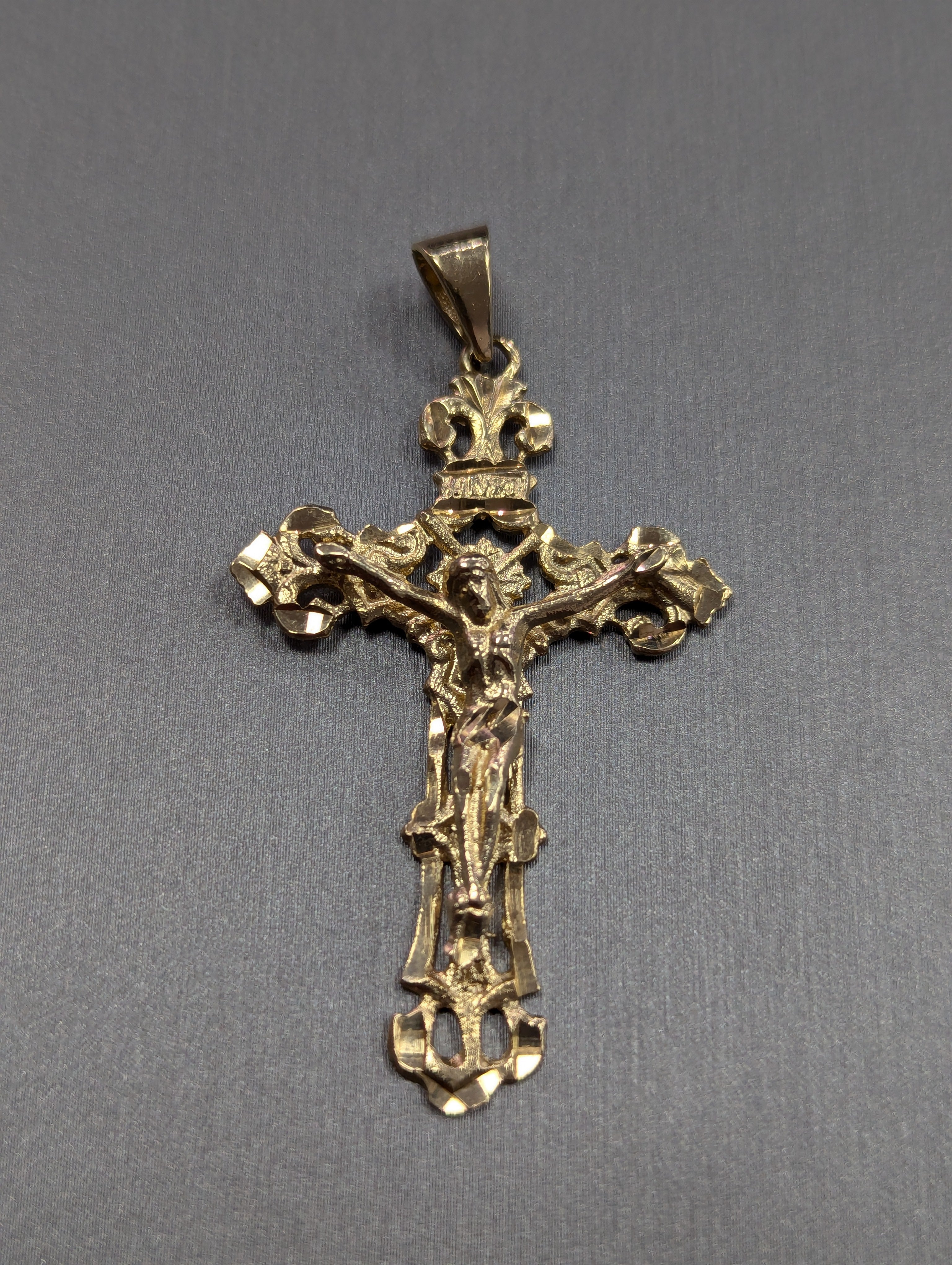 Colgante Crucifijo de Oro Amarillo de 14K