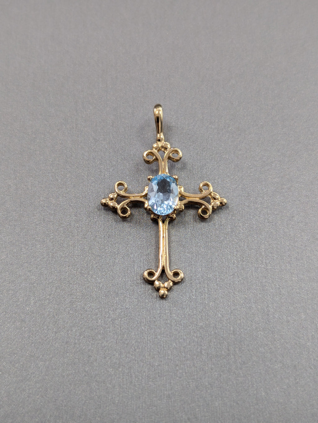 Colgante de cruz de aguamarina de oro amarillo de 14K