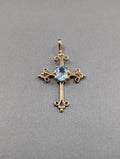 Colgante de cruz de aguamarina de oro amarillo de 14K