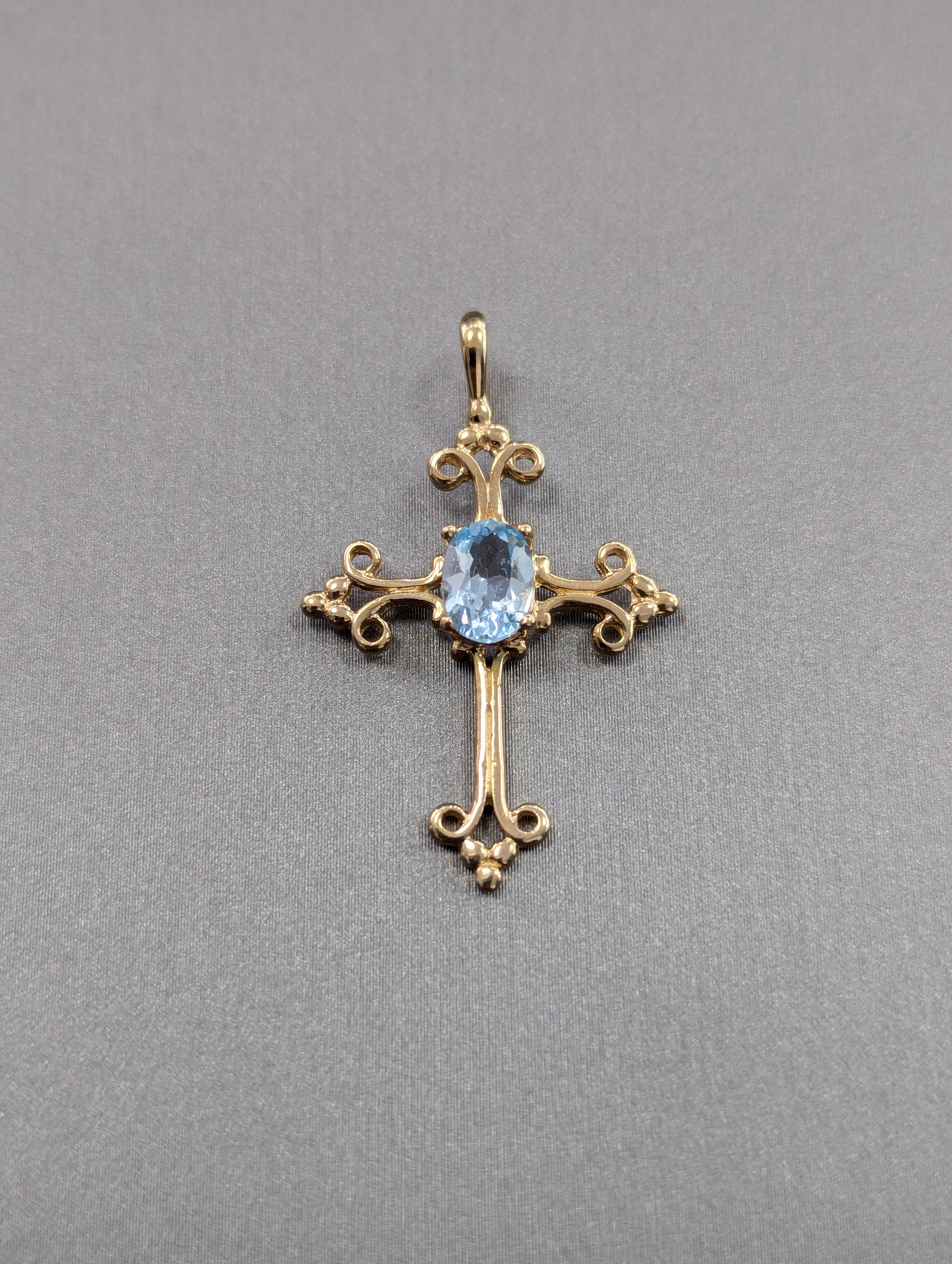 Colgante de cruz de aguamarina de oro amarillo de 14K