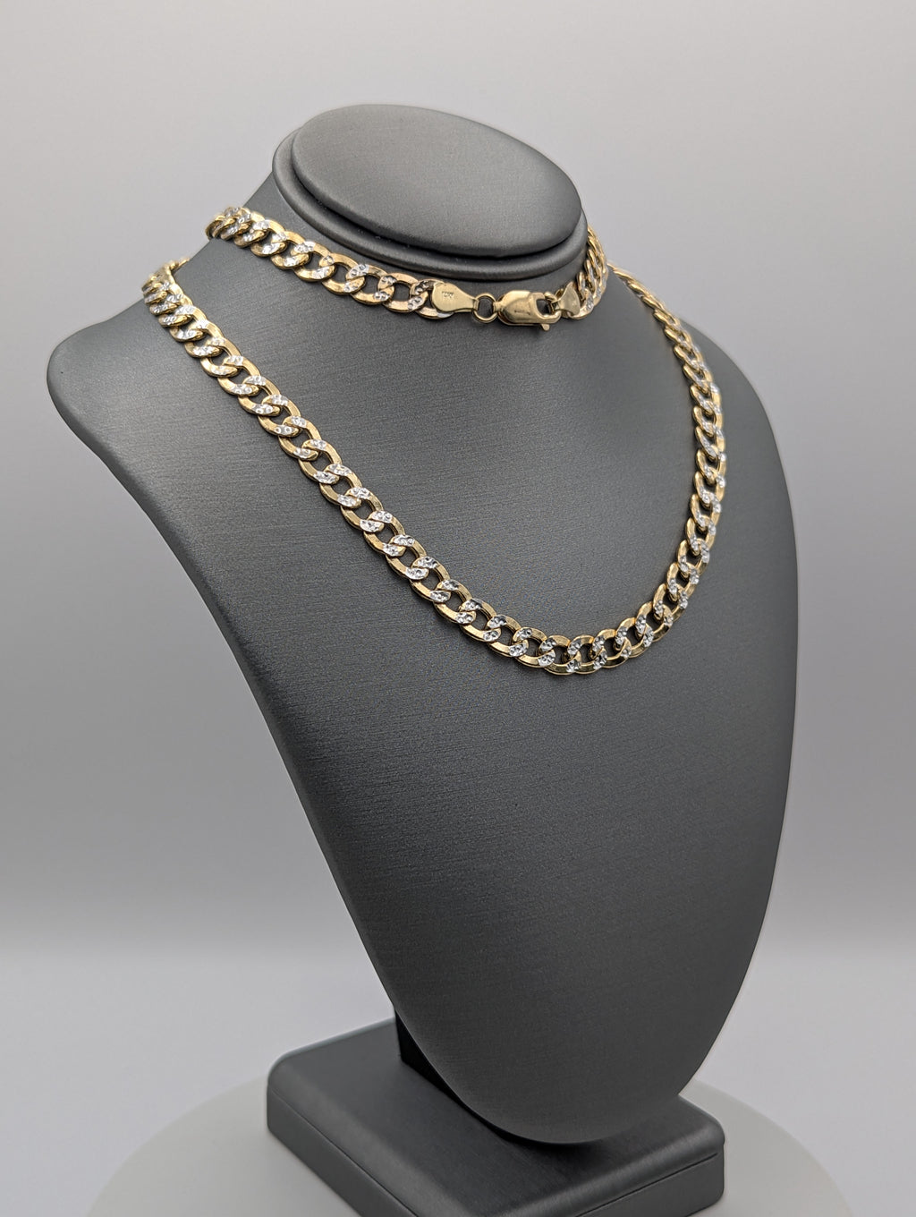 Cadena de eslabones tipo cubana, hueca y diamantada, de oro de 14K